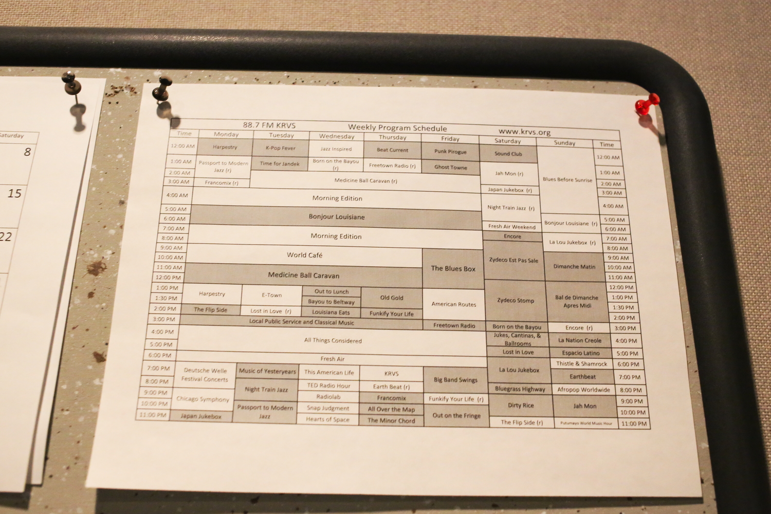 La programmation des émissions. En gris, les émissions de KRVS, et en blanc, celles de la radio publique nationale NPR (National Public Radio) © Globe Reporters