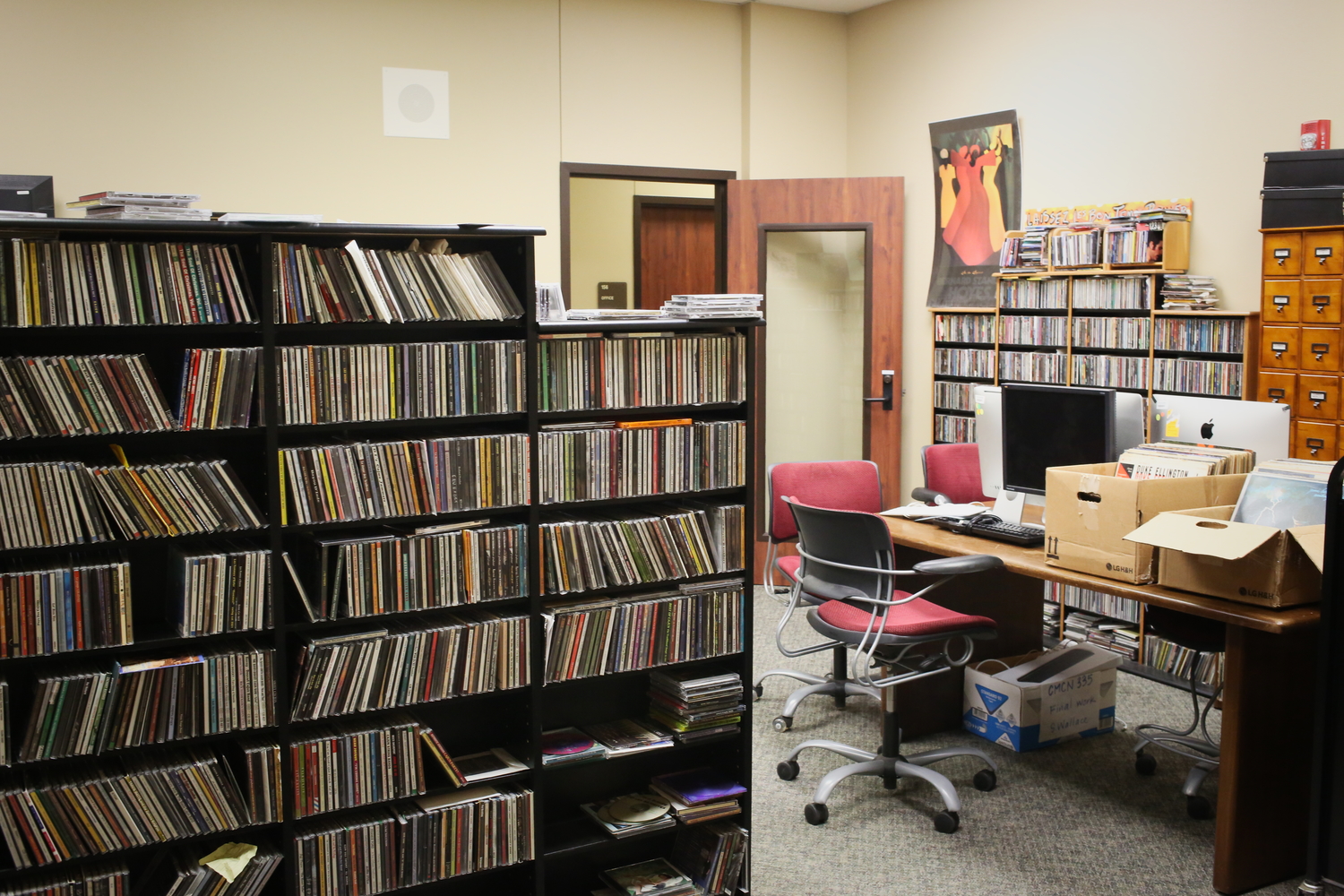 Les archives musicales de KRVS, avec beaucoup de Cds de musique cajun et zydeco © Globe Reporters