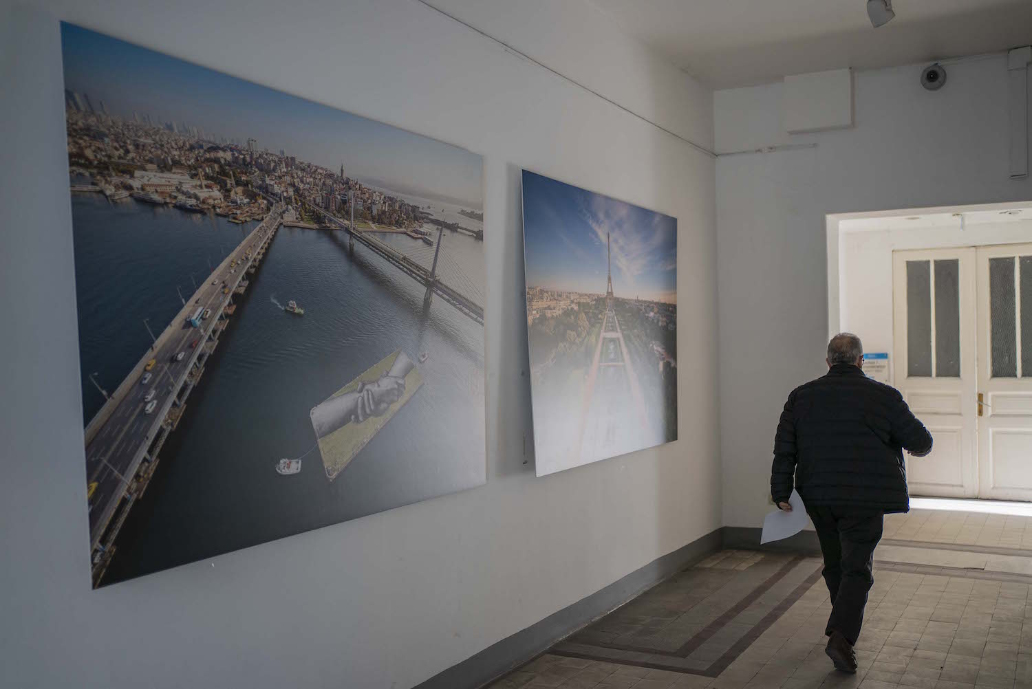 Une photo géante du travail de l’artiste Saype, venu en Turquie plusieurs semaines et qui a réalisé des œuvres monumentales. Ici, sur la corne d’Or, à Istanbul, en octobre 2020.