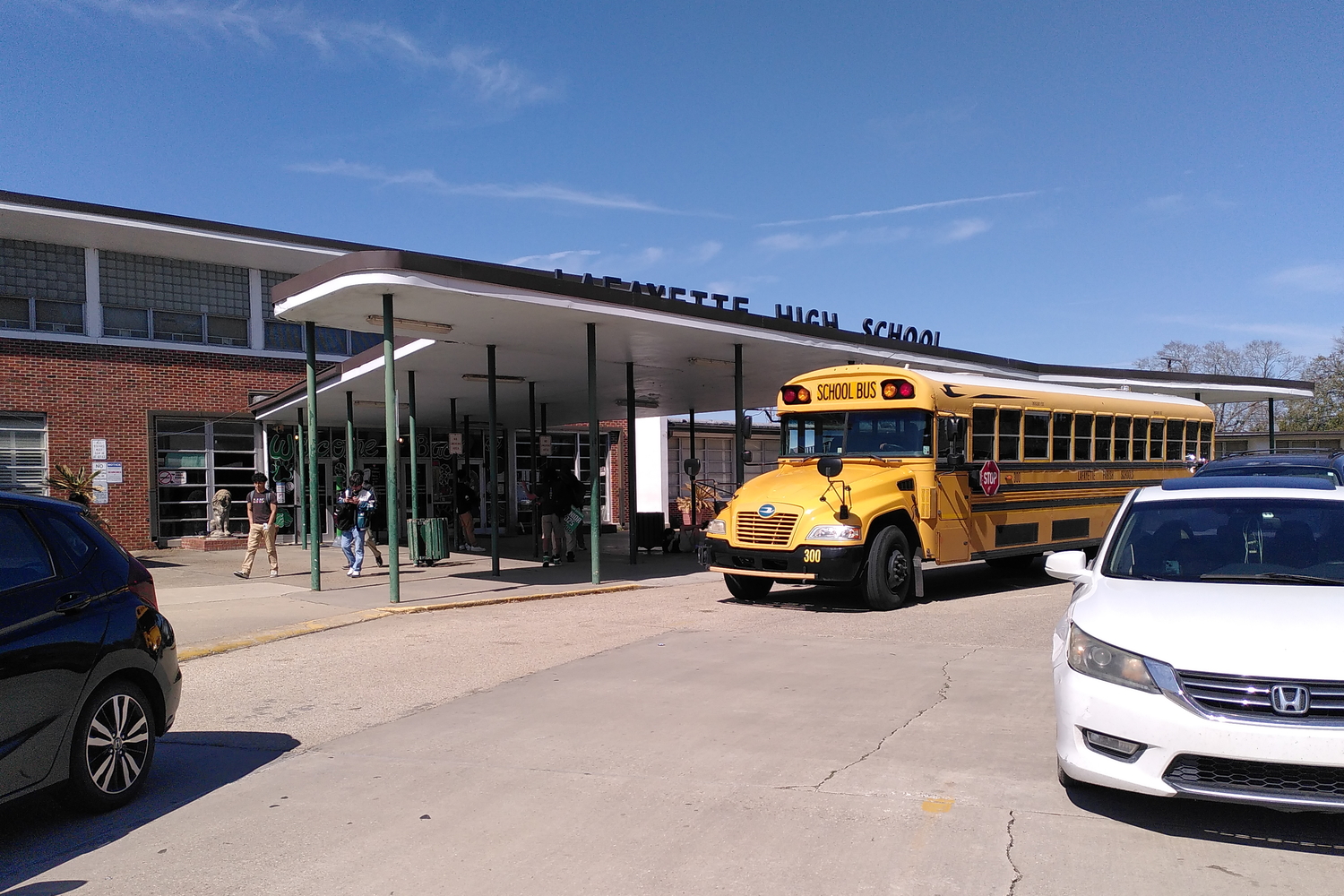 Entrée de Lafayette High School © Globe Reporters