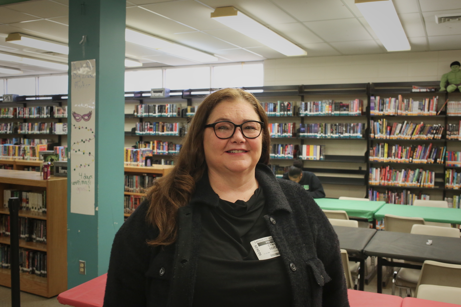 Portrait de Cynthia BREAUX SEITZ dans la bibliothèque de Lafayette High School © Globe Reporters