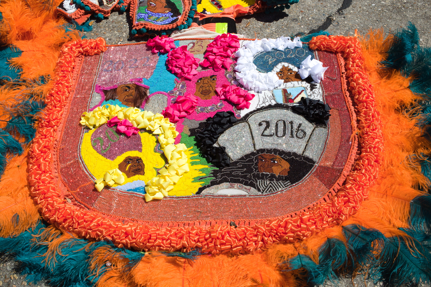Le “patch” du Big Chief Bo Dollis Jr. Il représente les différents “suits” qu’il a portés aux années indiquées © Globe Reporters