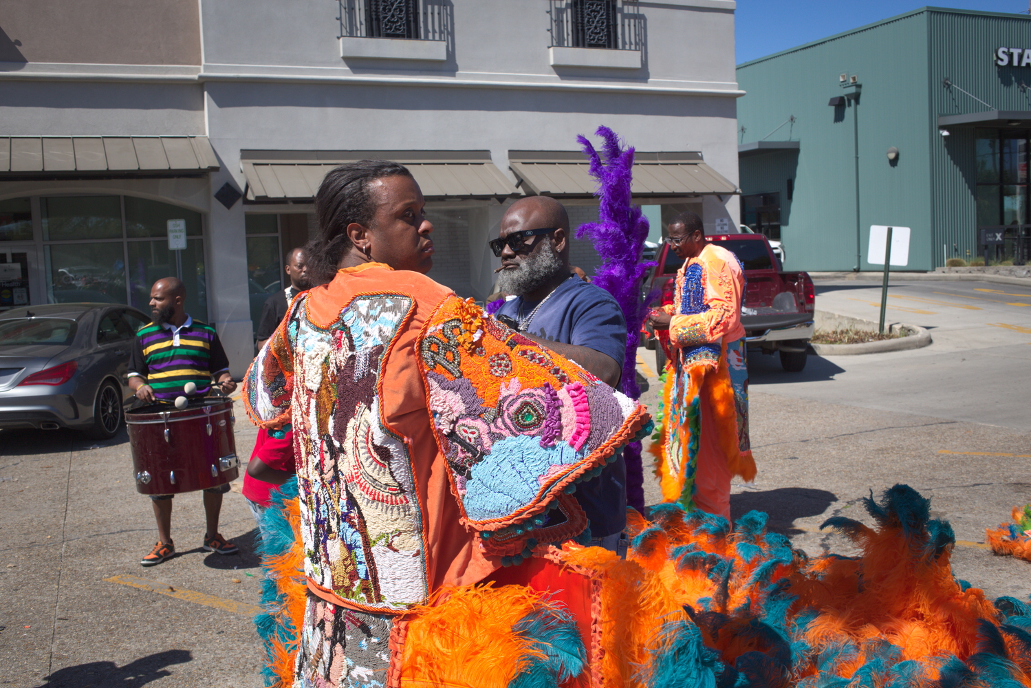 Le Big Chief Bo Dollis Jr se prépare pour le Super Sunday © Globe Reporters