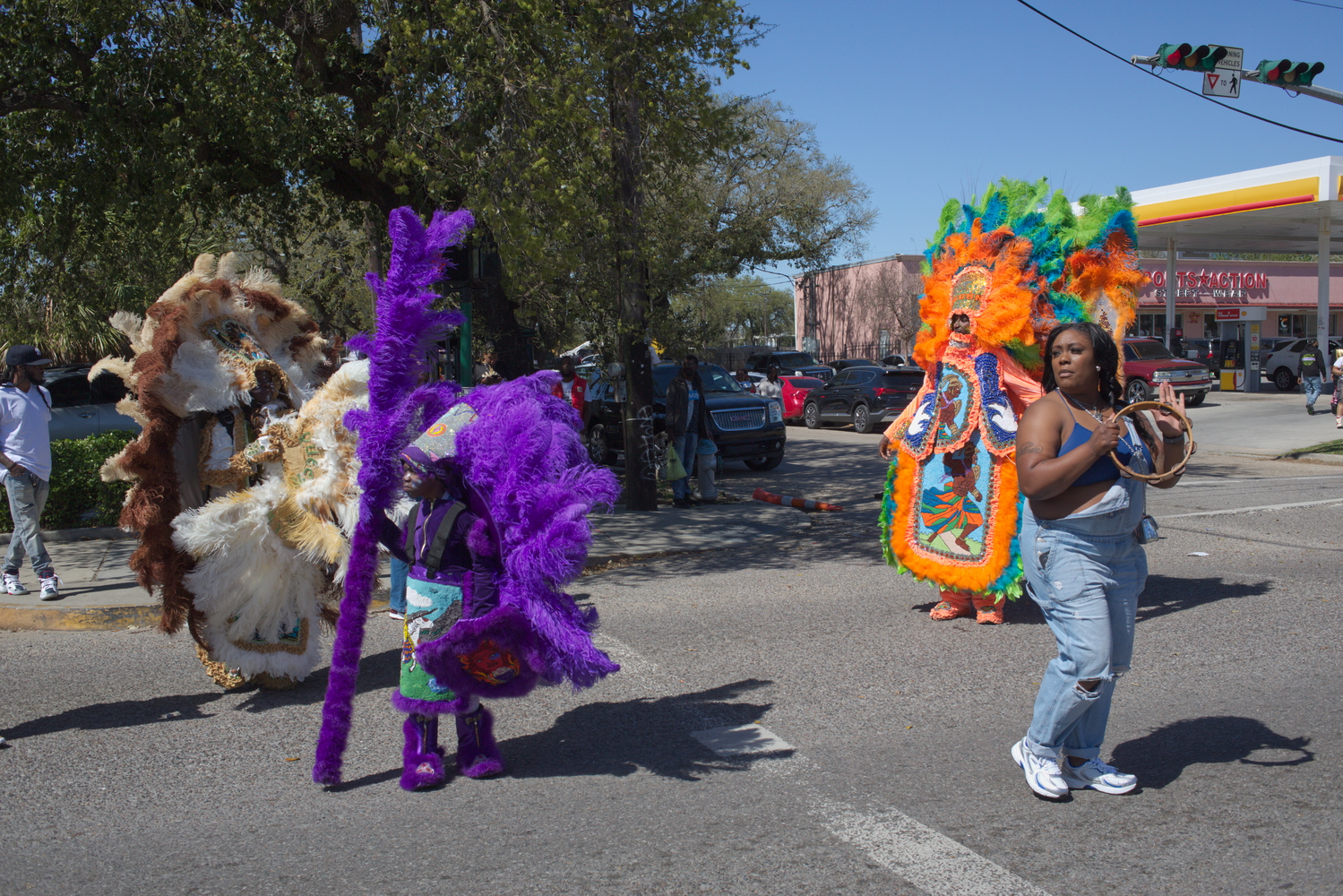 Le départ de la tribu de The Wild Magnolias pour le Uptown Super Sunday 2025. Le jeune Spy Boy est à l’avant © Globe Reporters
