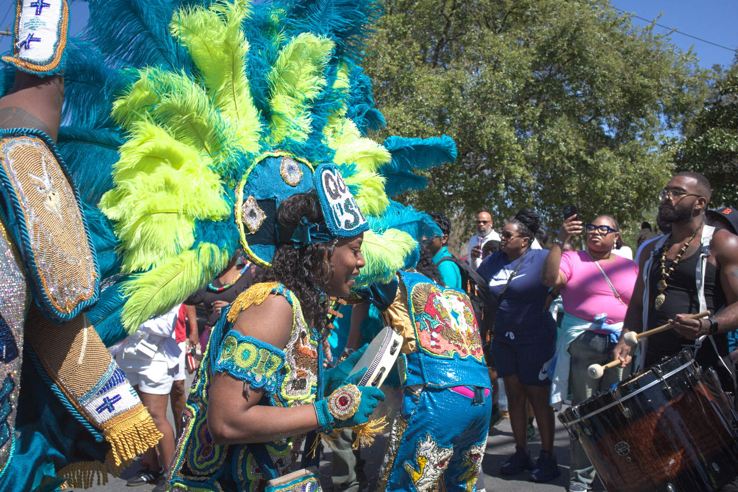 Queen d’une tribu de Black Masking Indians au Super Sunday 2025 © Globe Reporters