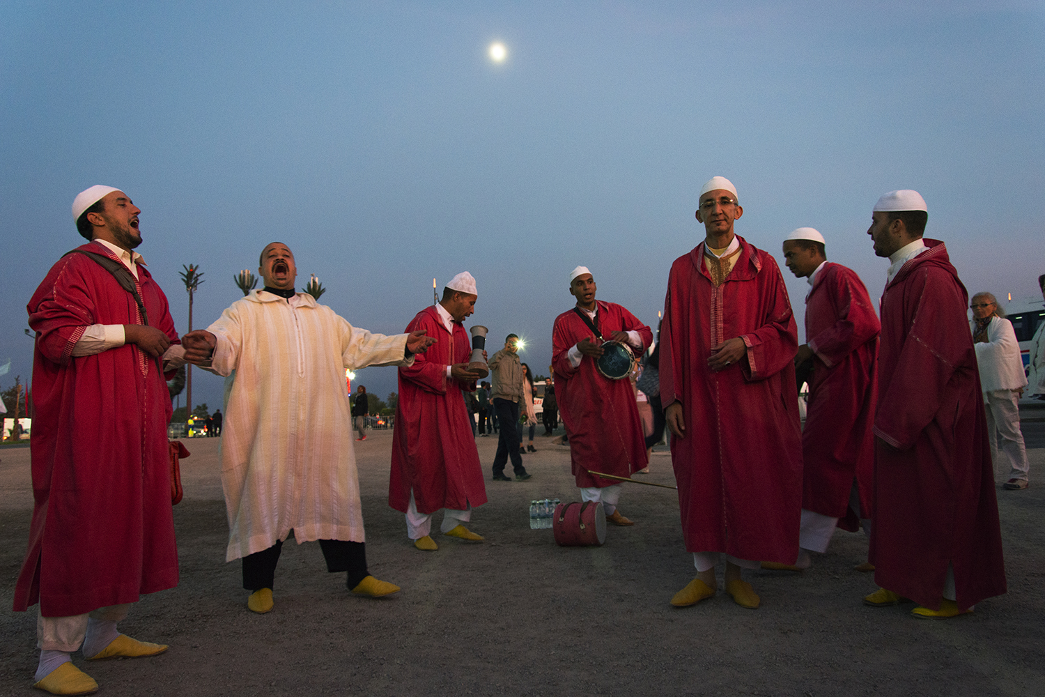 Spectacle de danseurs et musiciens sur le parking de la COP