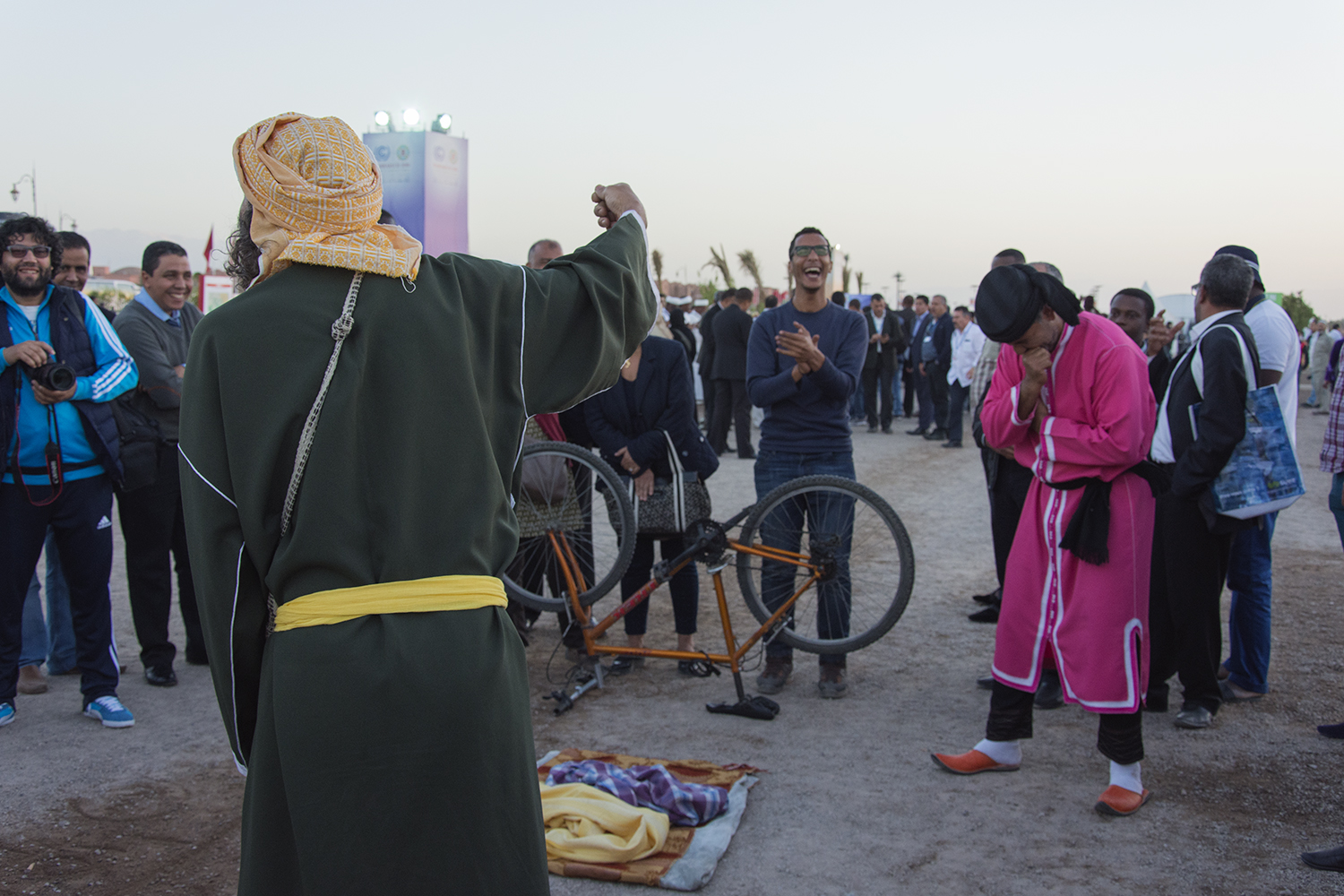 Spectacle de rue à la sortie de la COP22 sur thème de la pritection de l’environnement 