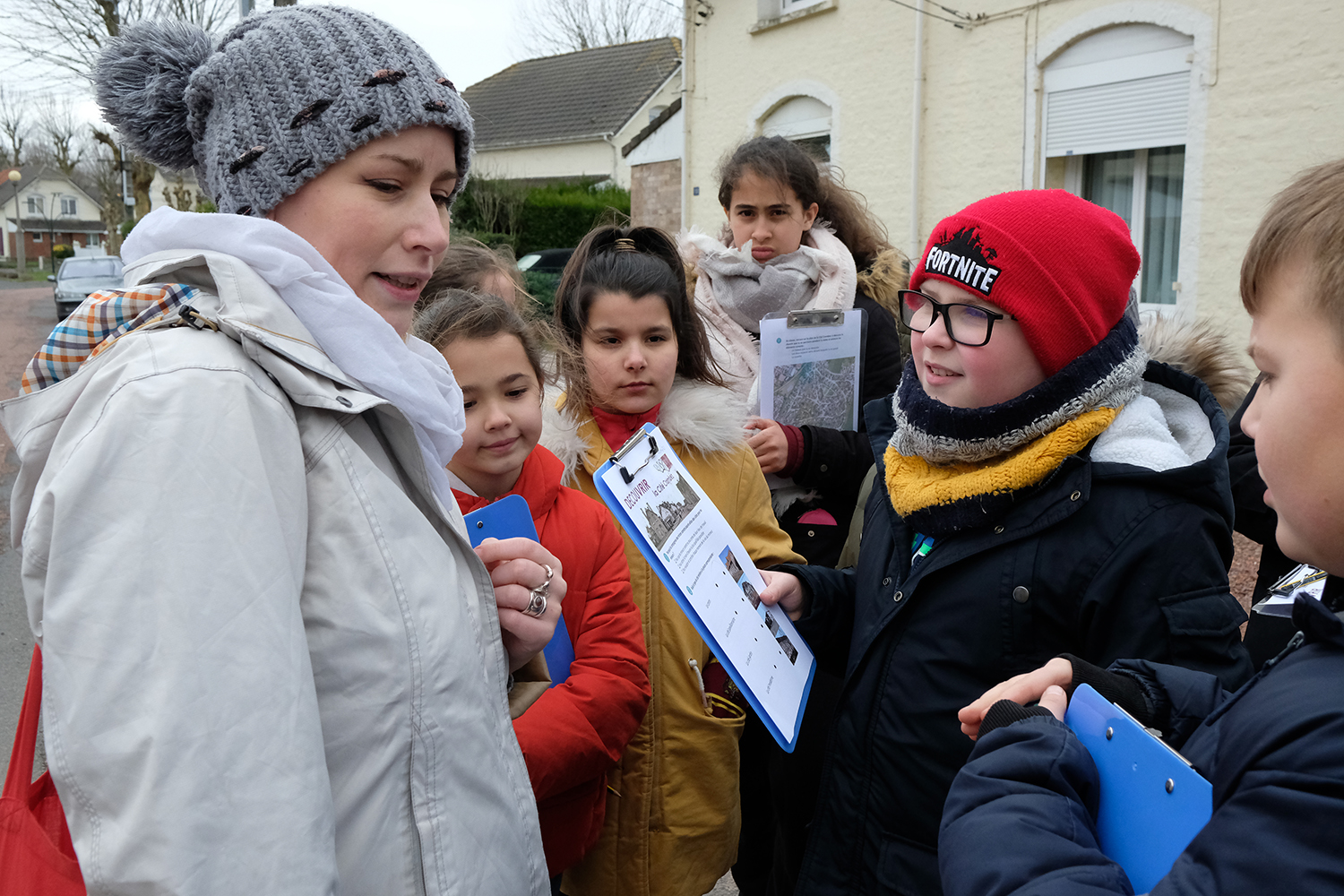Sophie, médiatrice au service Patrimoine du 9-9 bis est en charge de la visite de la cité-jardin. Avec les enfants, elle revient sur l’histoire et l’organisation de la cité, de sa construction à nos jours. 