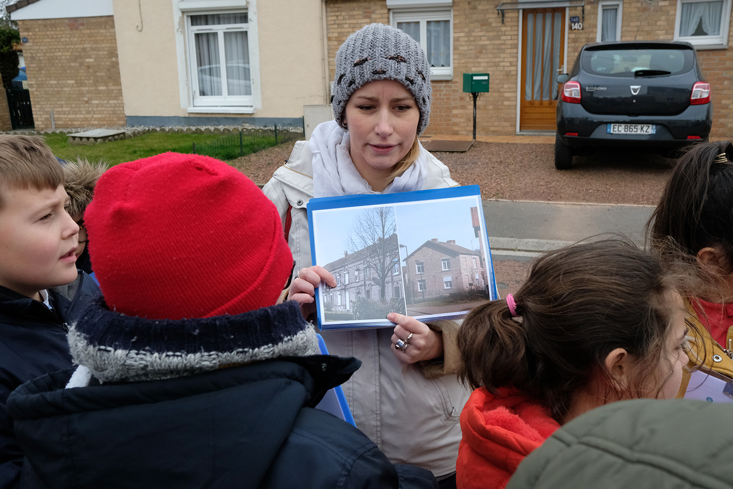 Sophie revient avec les enfants sur les différents styles de maisons des mines Les corons, les plus connues des maisons du bassin minier, sont en réalité les premières maisons à être construites au XIXe siècle. Les cités pavillonaires, les cités-jardins puis finalement les cités modernes leur succéderont. 