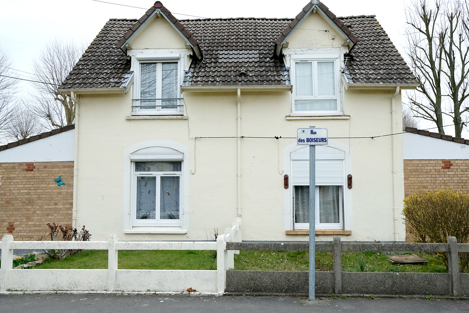 Contrairement aux corons et aux cités pavillonnaires, les maisons sont retirées du bord de la route grâce à un petit jardin. Les maisons sont regroupées le plus souvent par 2 mais également par 3 ou par 4 et sont implantées au cœur d’un double jardin.