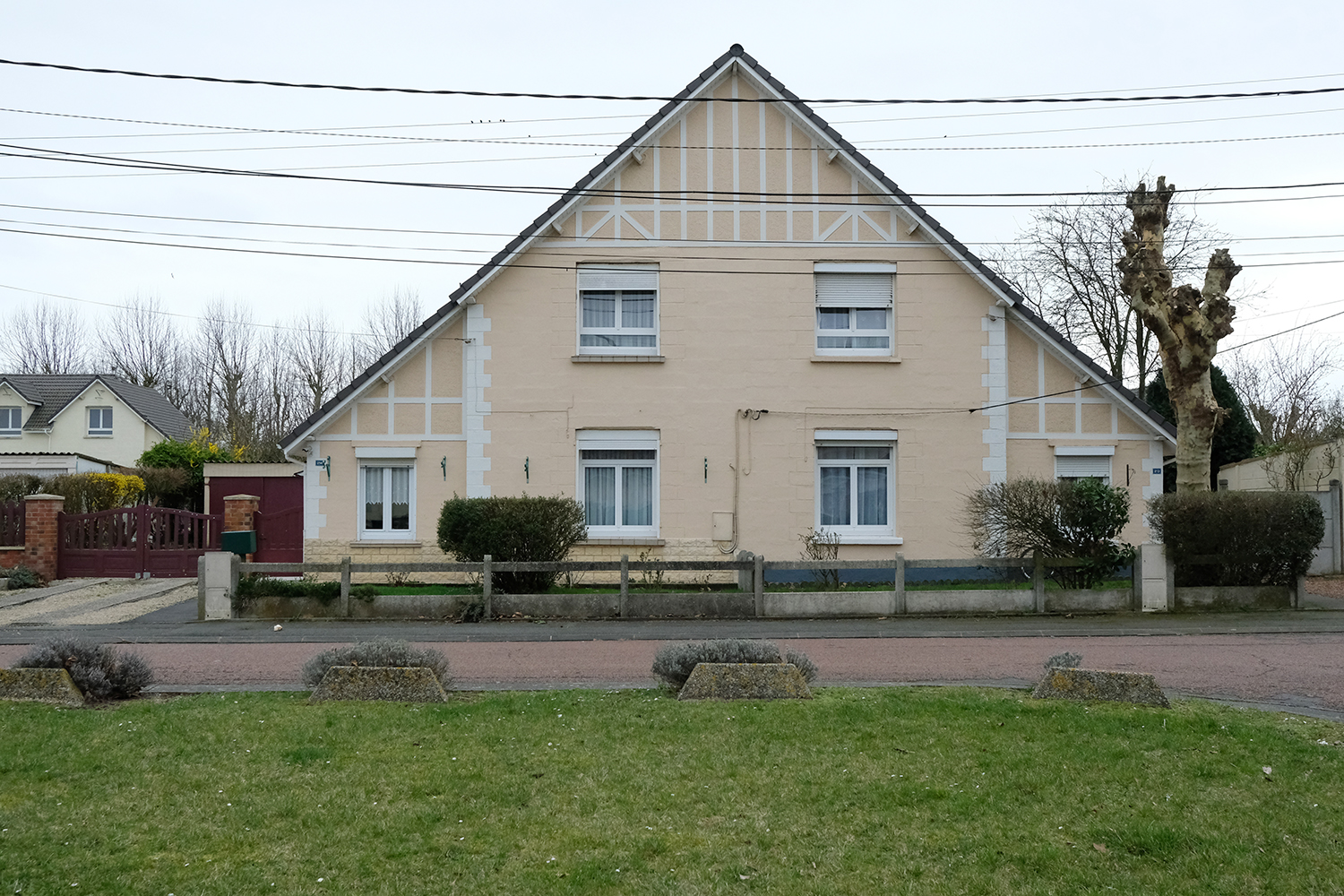 Le style pittoresque s’impose par des éléments de décors tirés d’images régionalistes extérieures à la région Nord-Pas de Calais : faux colombages en ciment comme ici sur la photo, toitures à deux ou quatre pans