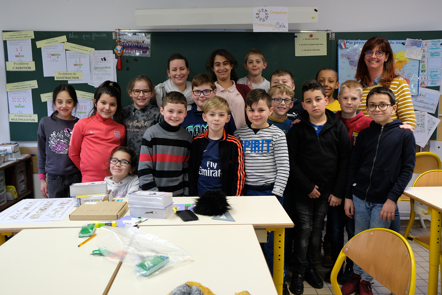 Il est 17h00, la sonette vient d’annoncer la fin de la journée. Juste le temps de prendre une dernière photo de groupe. 