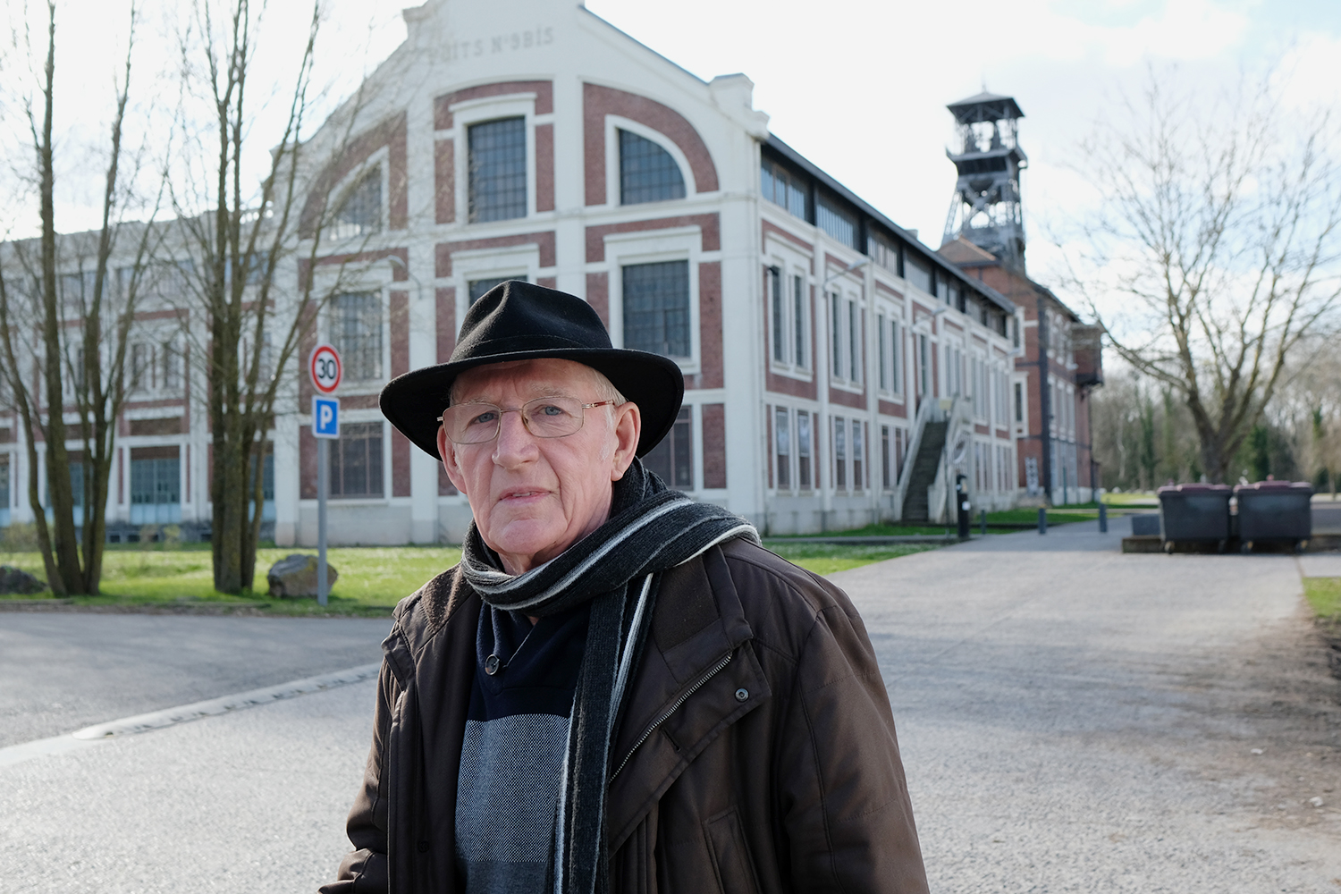 Le travail était pénible, et revenir sur les lieux est parfois douloureux pour le vieux mineur. 