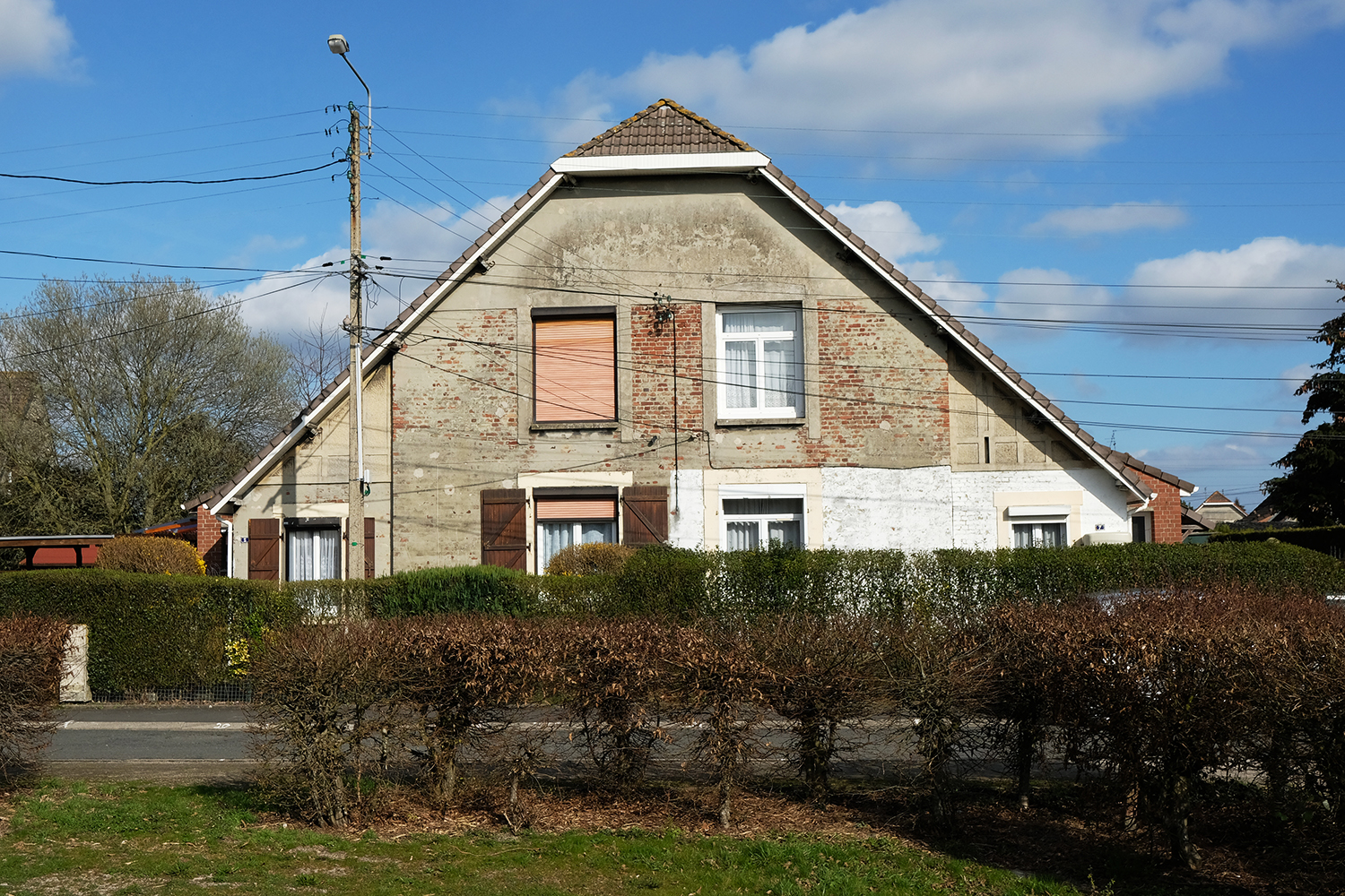 Les maisons de la cité-jardin Declercq sont toutes identiques. Les façades sont dirigées vers la mine.