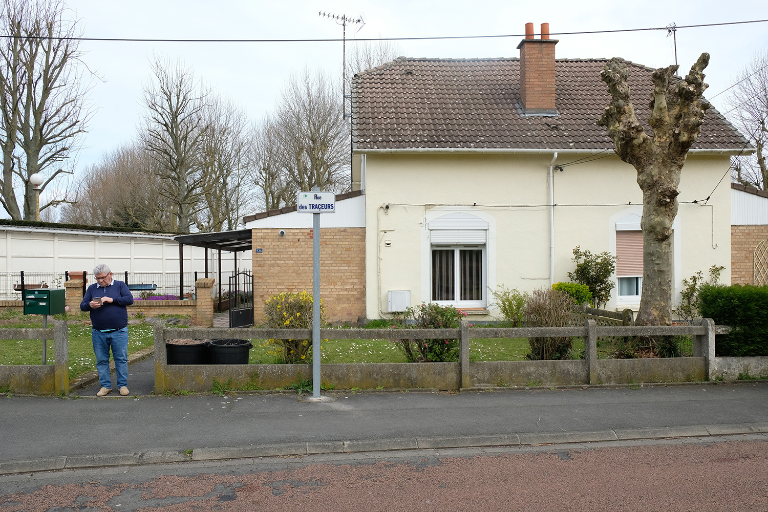 Rue des traceurs, cité CROMBEZ de Noyelles-Godault, Martial LECLAIRE prend l’air devant la maison quil occupe depuis qu’il est marié. Enfant, il habitait une autre maison de la cité avec ses parents. 