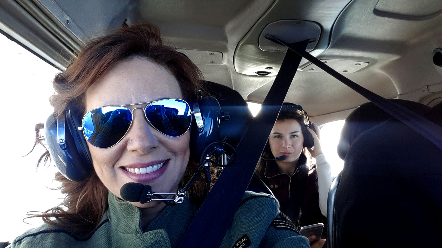 Elsa dans un avion pour filmer Byblos, au Liban © Elsa YAZBEK