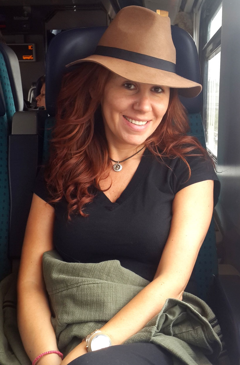 Elsa dans un train pour filmer en Suisse © Elsa YAZBEK