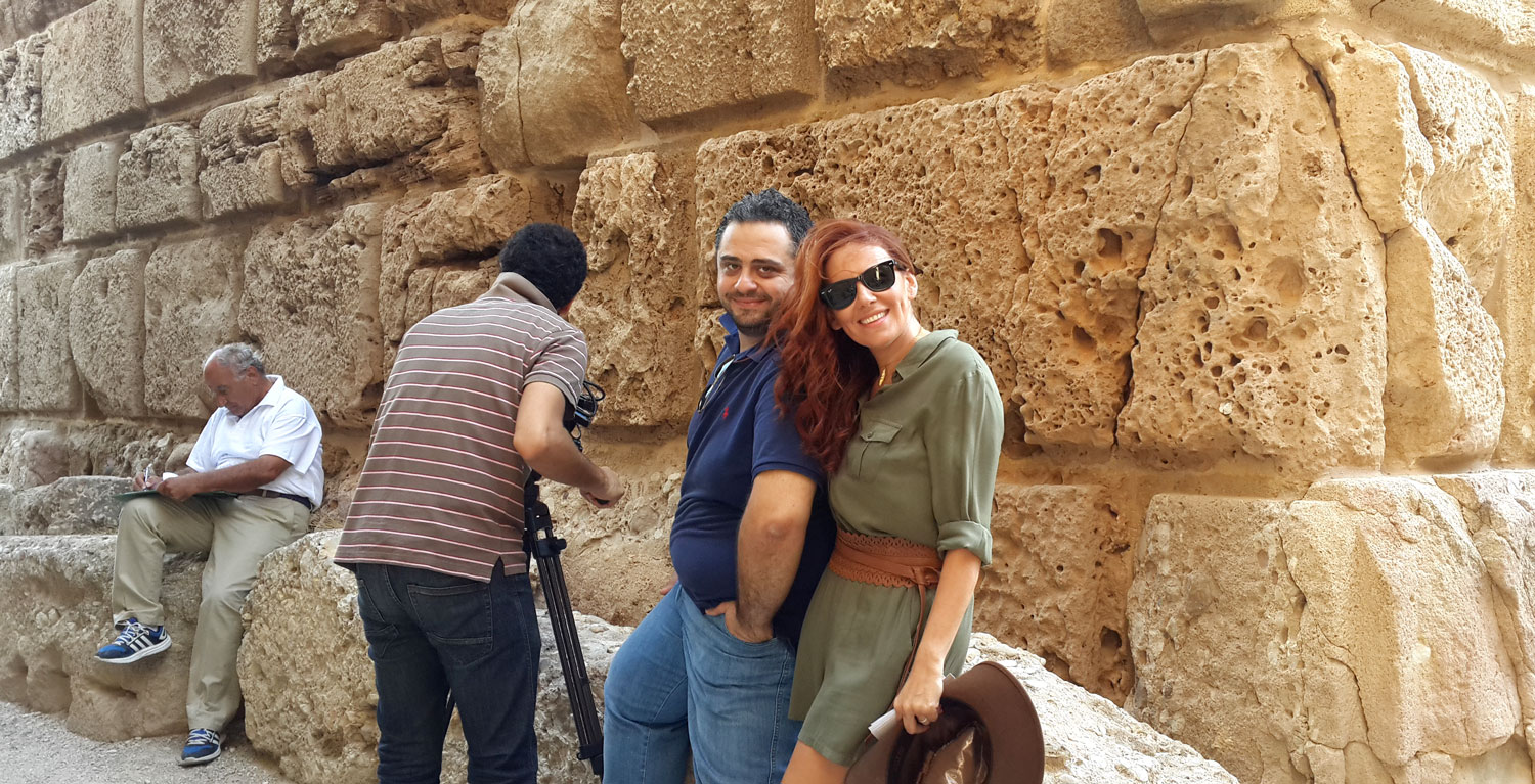 Lors d’un tournage à Byblos, avec le réalisateur et le cadreur © Elsa YAZBEK