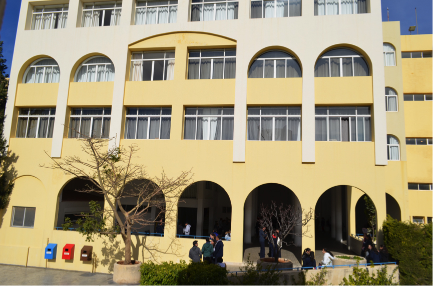 Façade du Collège : Entrée, cour extérieure, cour intérieure.