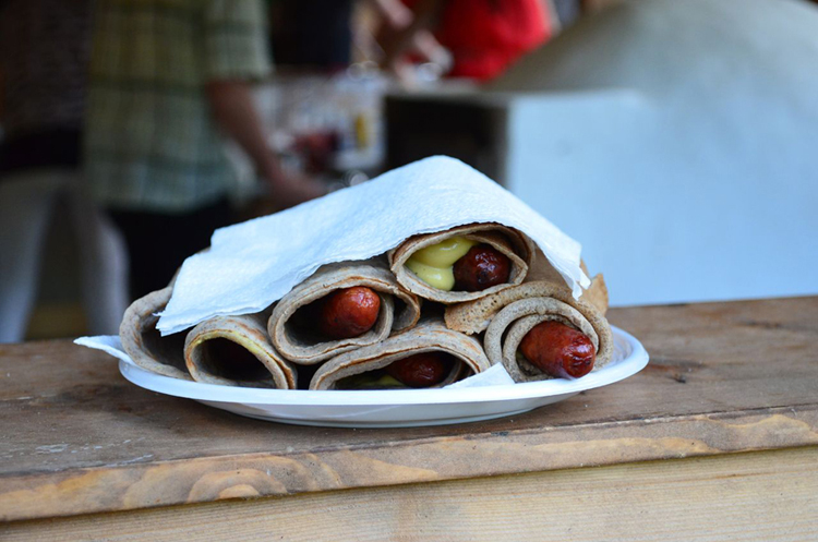 Des saucisses roumaines dans des galettes bretonnes