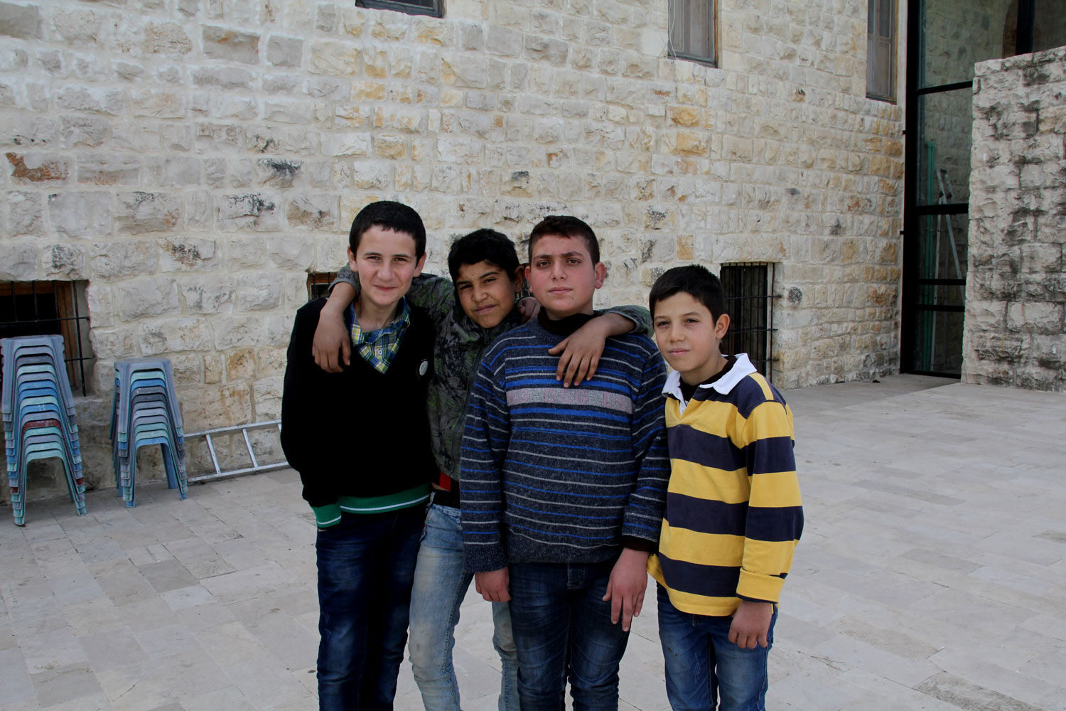 Mohammed (pull bleu rayé) avec ses amis