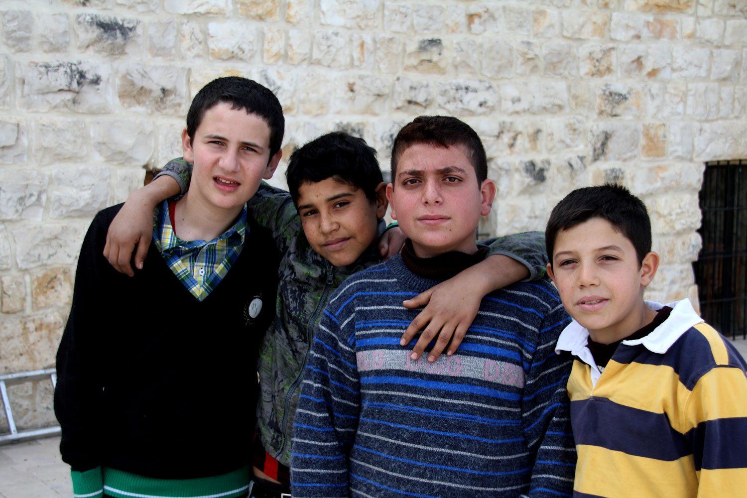 Mohammed (pull bleu rayé) avec ses amis