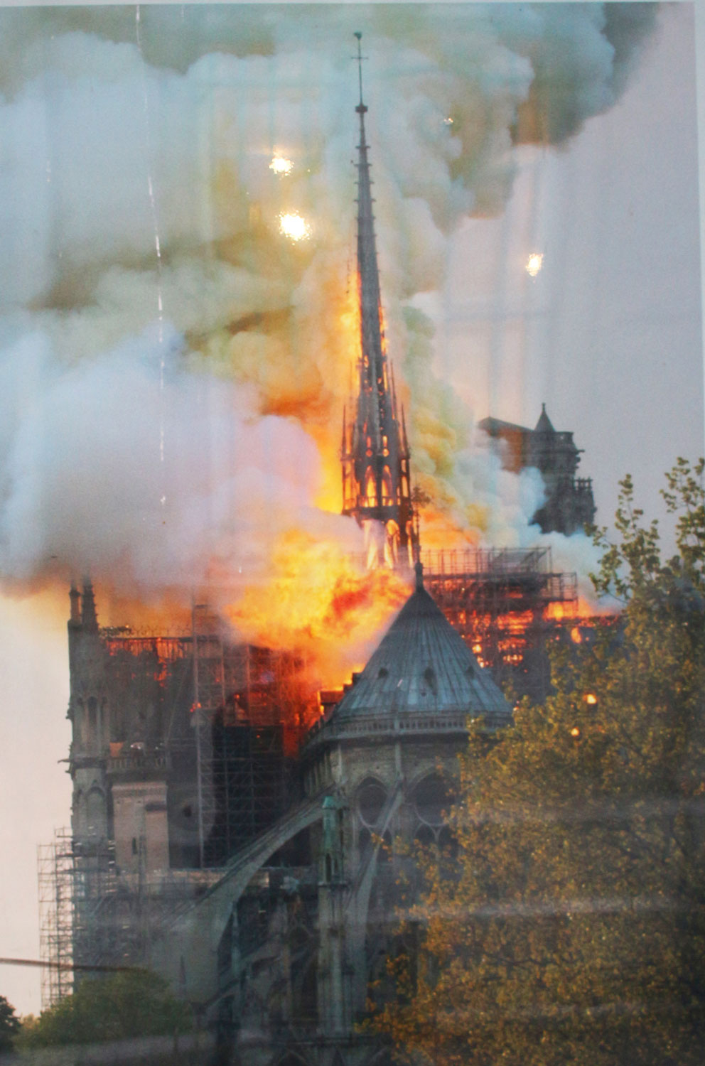 Le long du périmètre de sécurité autour de la cathédrale, de nombreux panneaux d’informations sur l’incendie et les travaux ont en effet été installés pour informer le public. Sur celui-ci, nous pouvons voir l’incendie. D’importants moyens ont été mis à disposition pour éteindre les flammes, et des pompiers ont même dû rentrer dans la cathédrale pour essayer de sauver le plus de reliques possibles © Globe Reporters