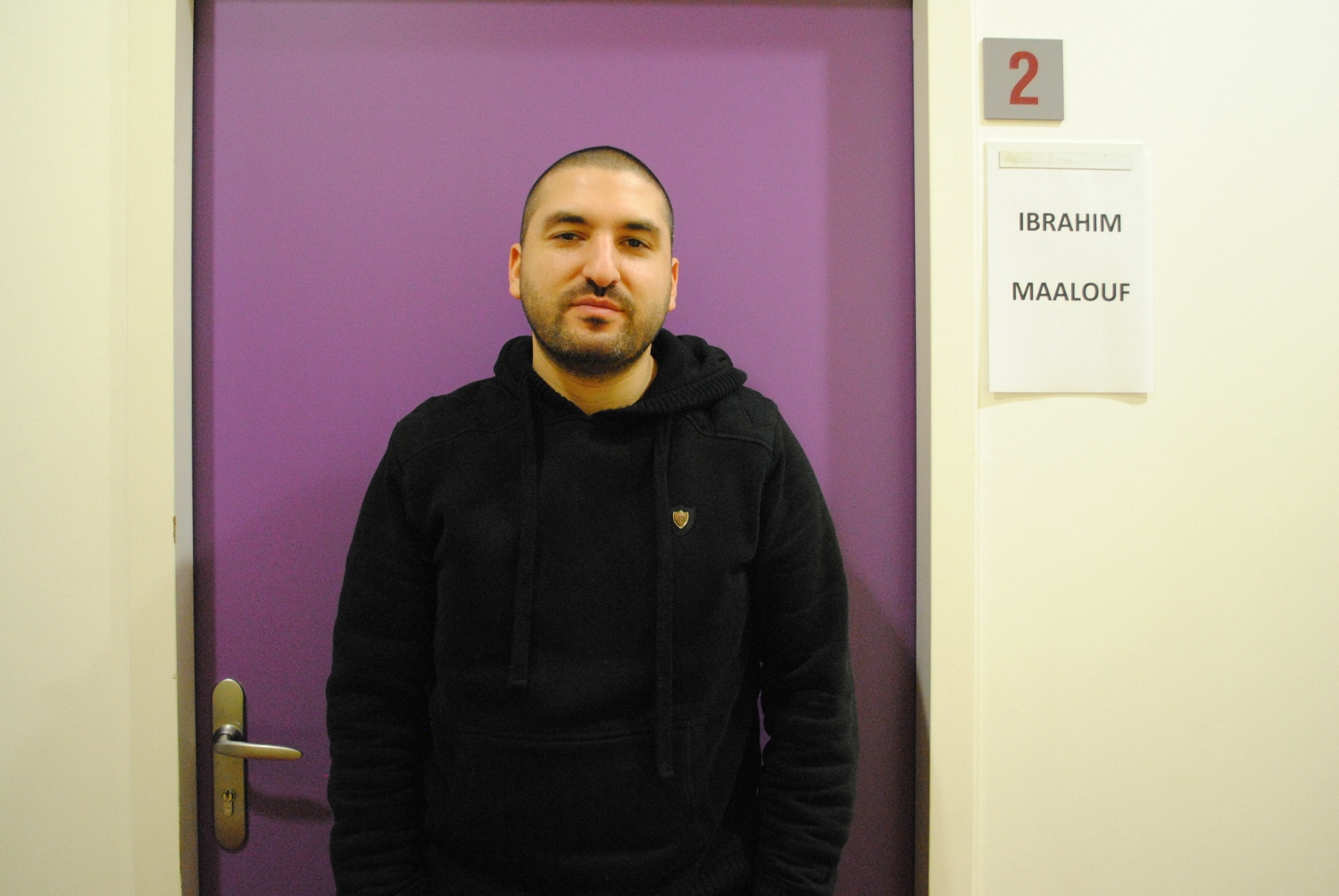 Ibrahim Maalouf devant l’entrée de sa loge, au centre culturel de Vitré.