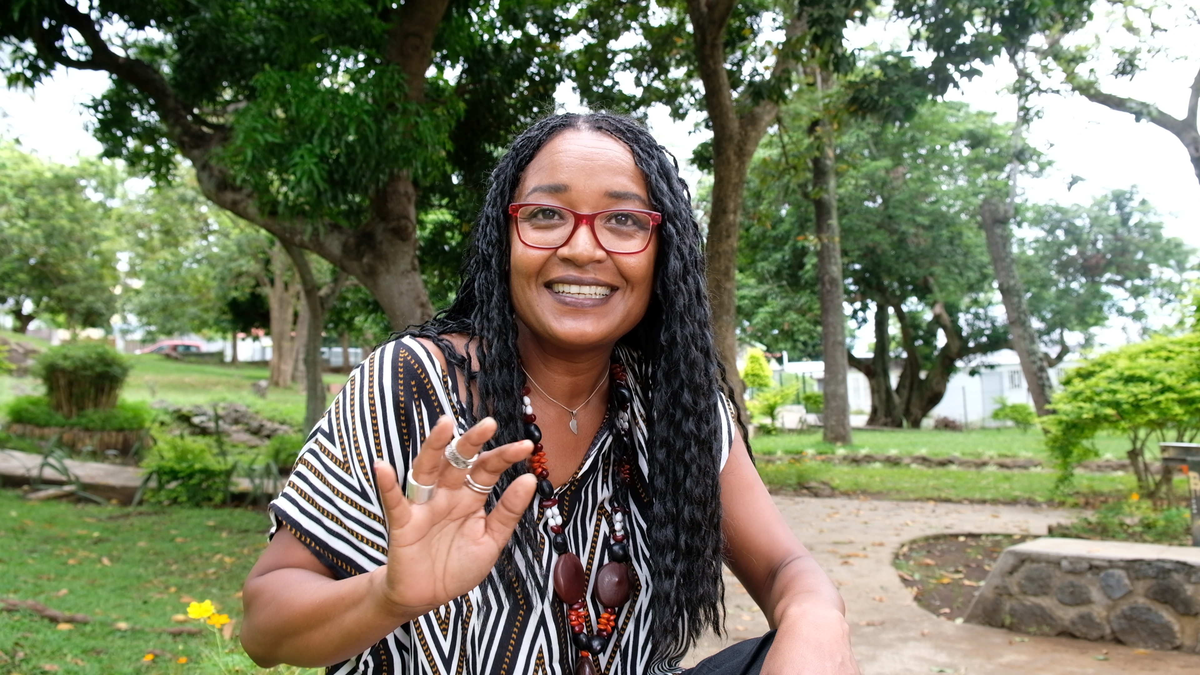 Vous souvenez-vous d’Isabelle ? Elle vous a conté le conte de Ti Jean au début du séjour de Sidonie à La Réunion. Avec les élèves, ils ont écouté votre berceuse et voilà ce que Isabelle en a pensé : 