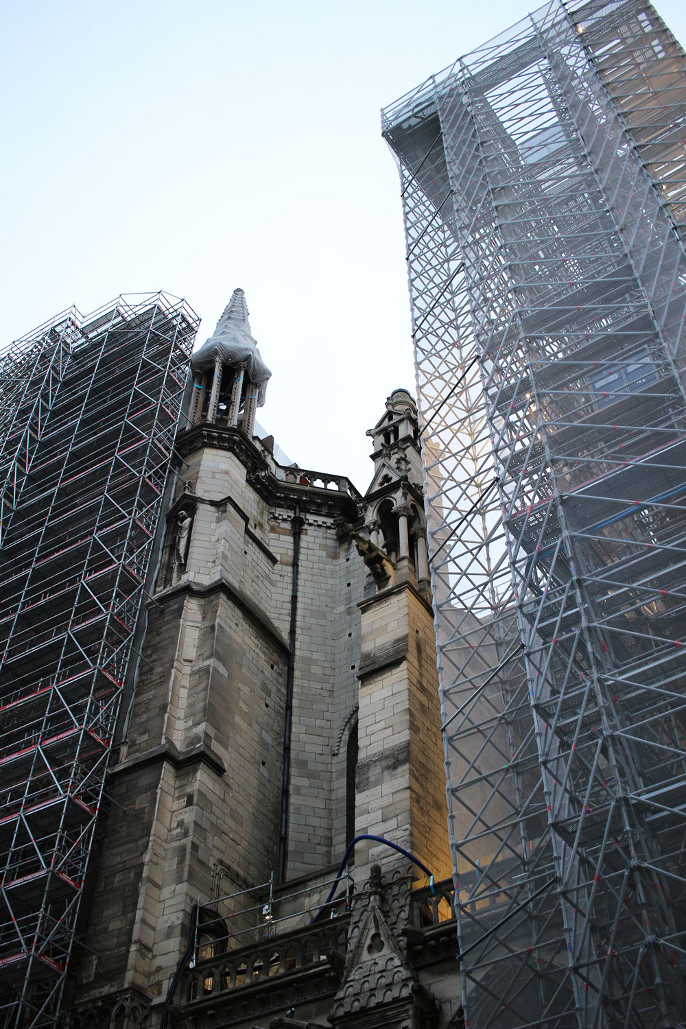Pour réparer les dégâts, des centaines de professionnels interviennent sur le chantier qu’est désormais la cathédrale de Paris © Globe Reporters