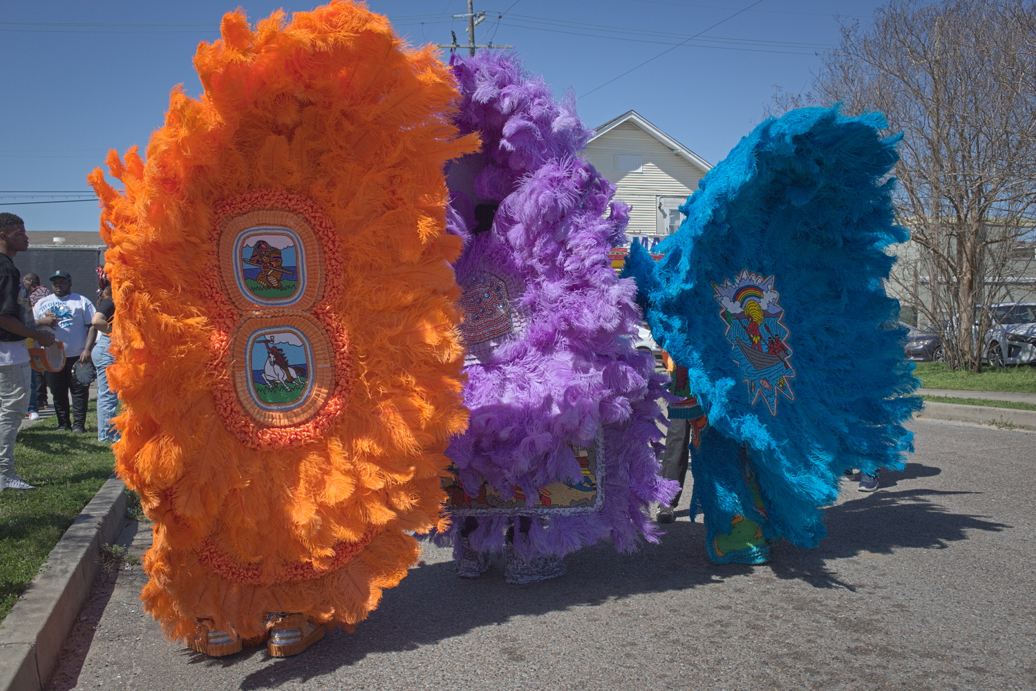 Trois Big Chiefs vus de dos au Super Sunday du quartier de Uptown © Globe Reporters