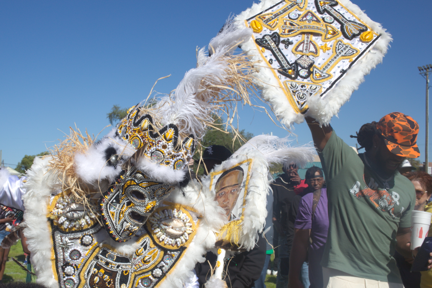 Un Big Chief au Super Sunday 2025, mène une danse devant un autre Big Chief. Certains masques et « suit » se rapprochent plus de traditions africaines, plus que de celles d’autochtones américains © Globe Reporters 