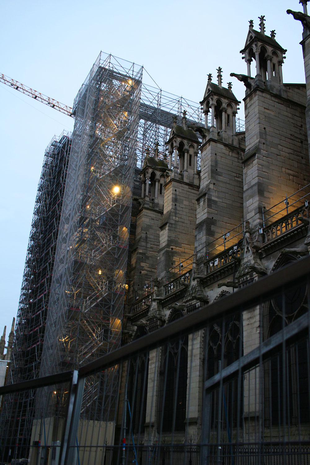 Désormais, des échaudages sont installés sur quasiment chaque mur de la célèbre cathédrale qui s’élève sur l’île de la Cité, à Paris. Plus encore, un périmètre de sécurité encercle complètement Notre-Dame de Paris pour que les curieux et curieuses ne s’approchent pas trop © Globe Reporters