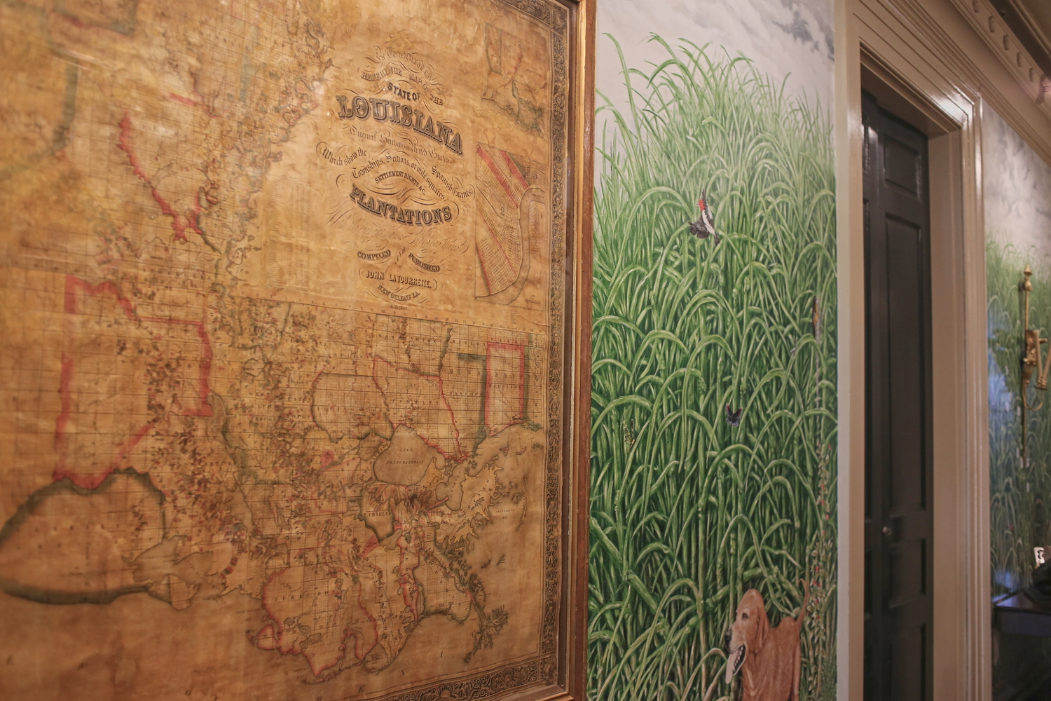 Entrée de la bâtisse historique où habitaient les maîtres de la plantation. On y voit une ancienne carte des plantations datant du milieu du 19è siècle © Globe Reporters