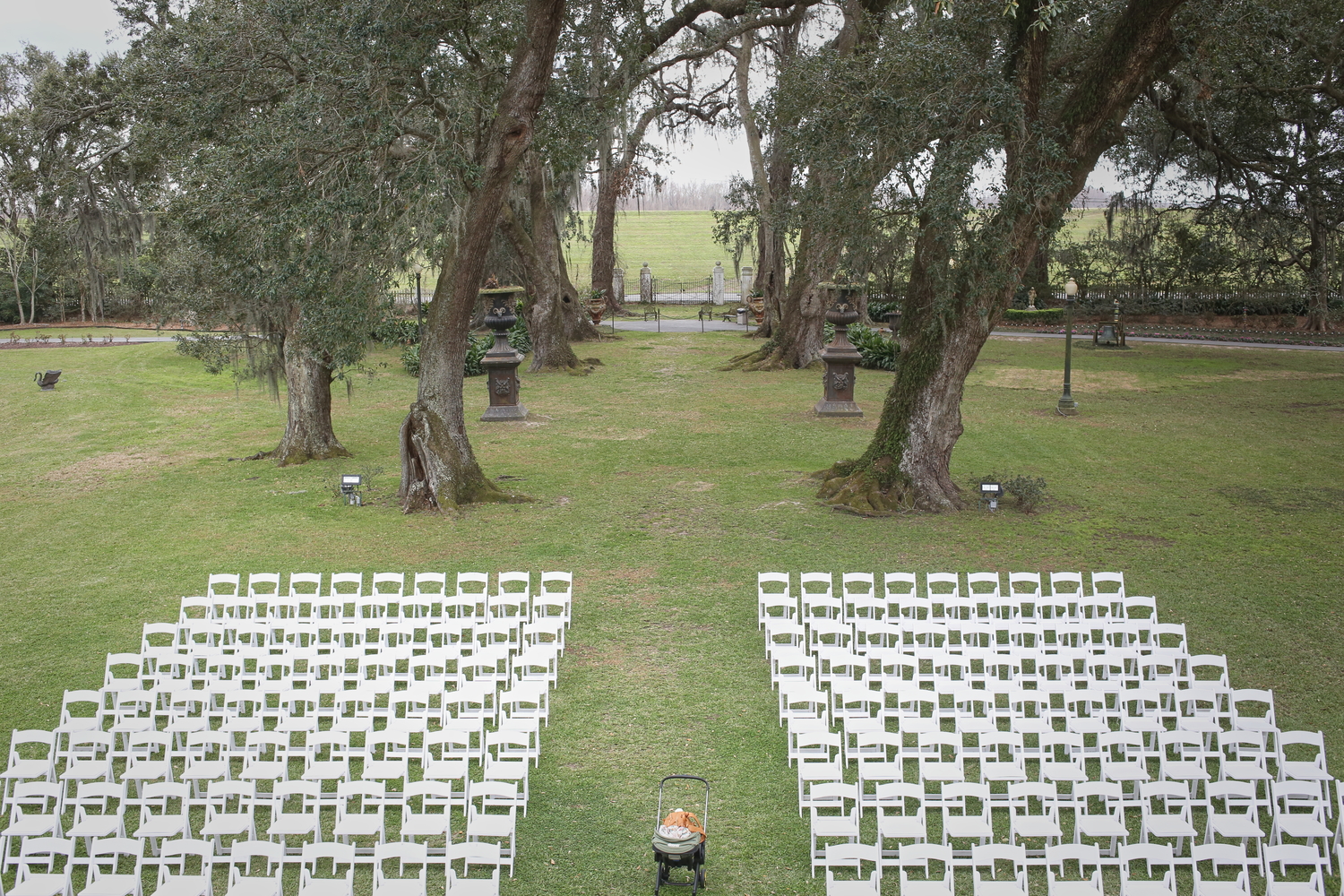 Des chaises sont mises en place pour la réception d’un mariage dans le jardin de Houmas House © Globe Reporters