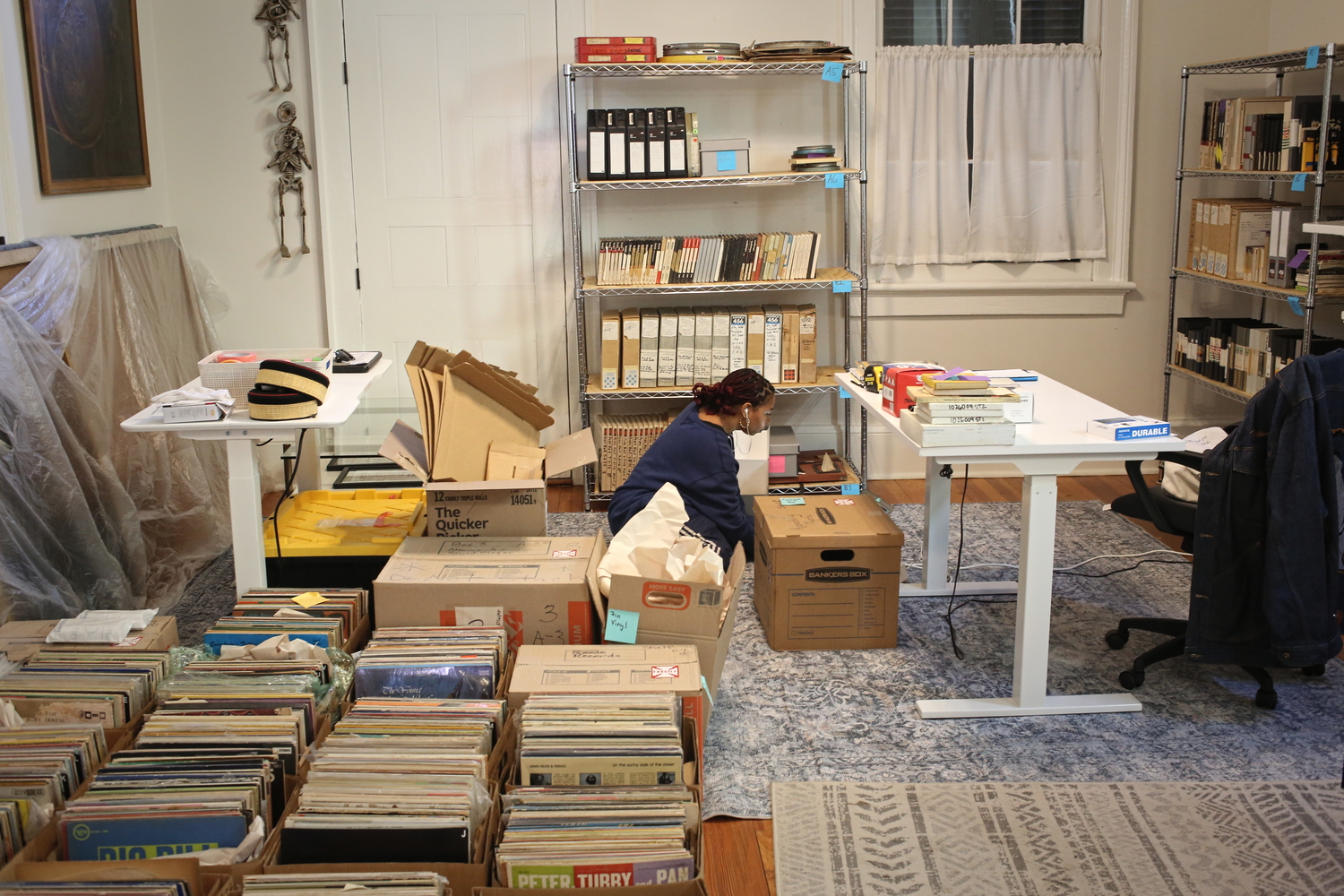 Dans une autre pièce, une stagiaire s’occupe des archives sonores © Globe Reporters