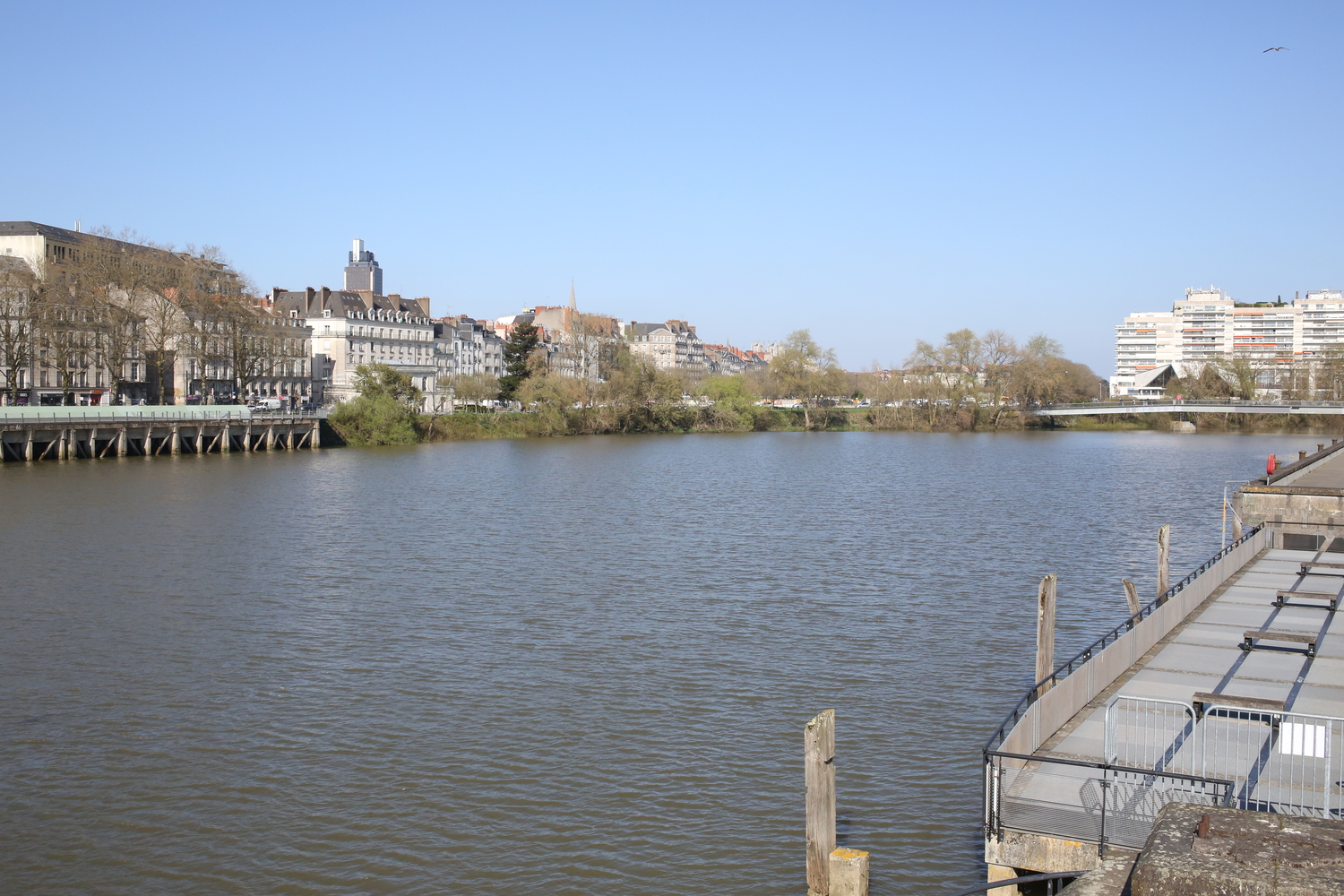 Vue sur la Loire depuis le pont Anne de Bretagne à Nantes. Le Mémorial de l’abolition de l’esclavage se situe en face © Globe Reporters