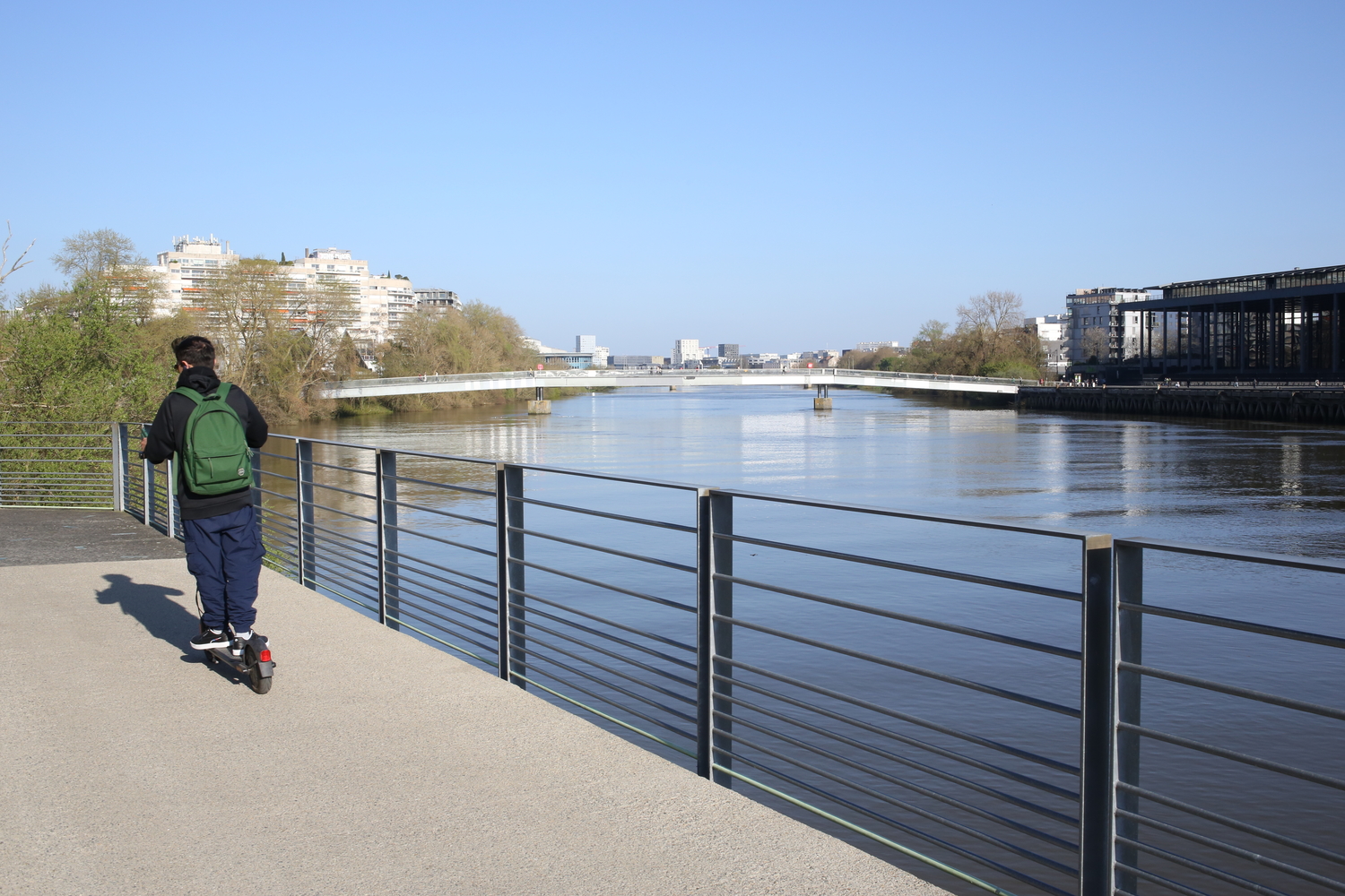 Bords de la Loire. En face, le palais de justice de Nantes © Globe Reporters
