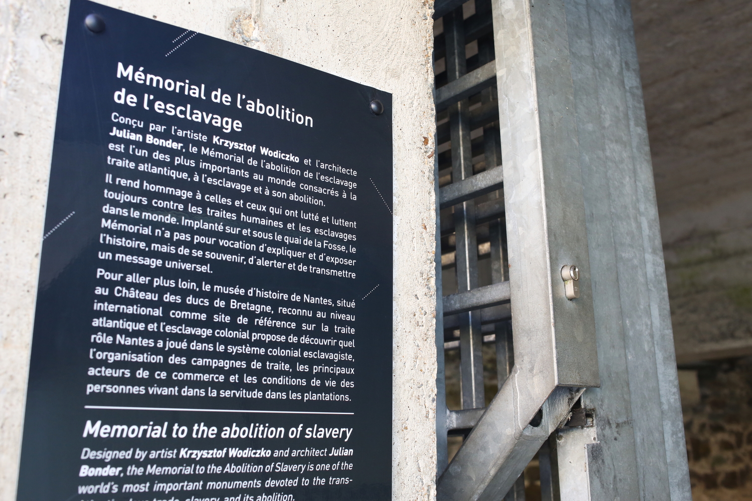 Panneau qui explique la création du Mémorial © Globe Reporters