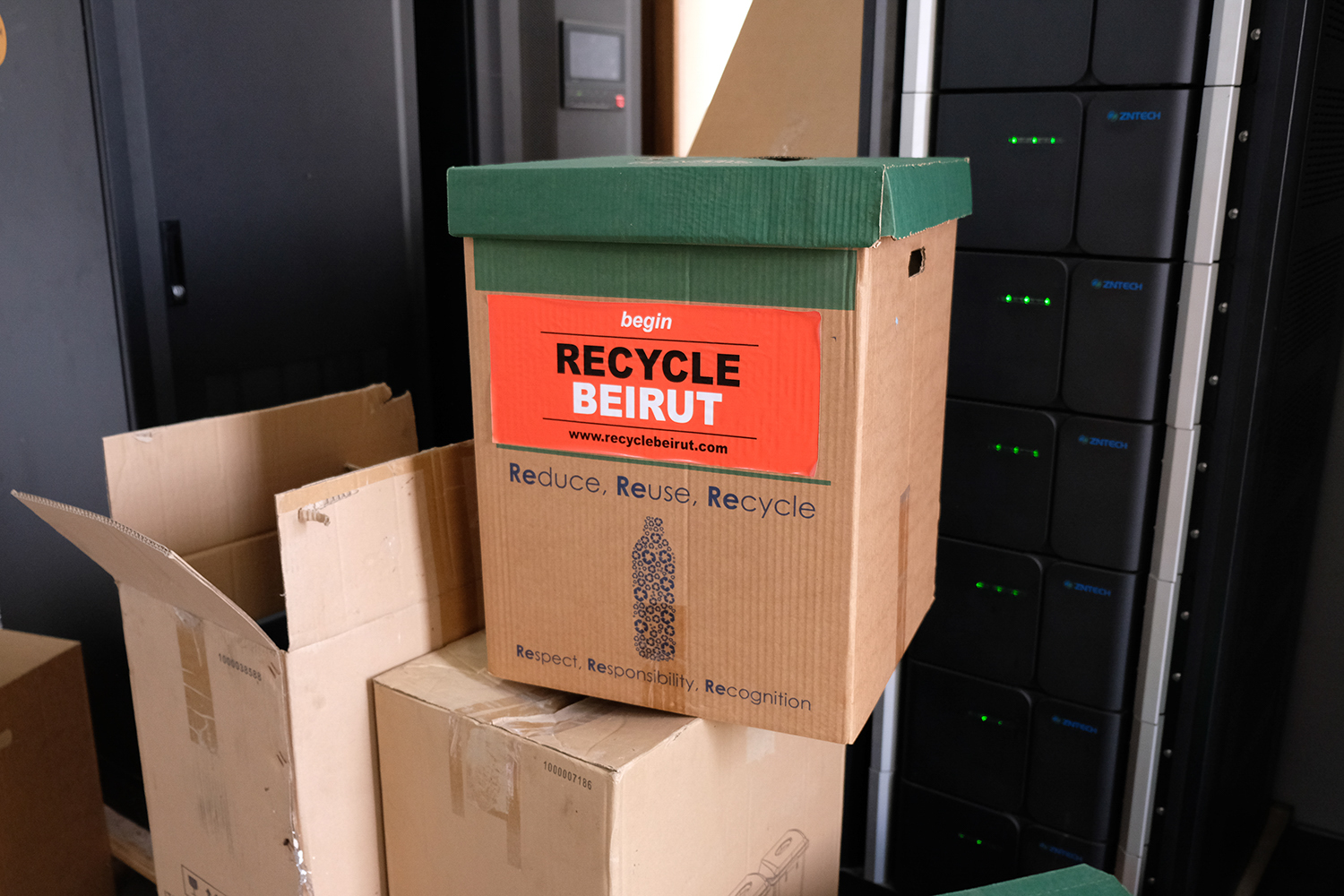 Elle donne également aux habitants qui lui font la demande des poubelles pour trier les déchets directement chez eux ©Globe Reporters 