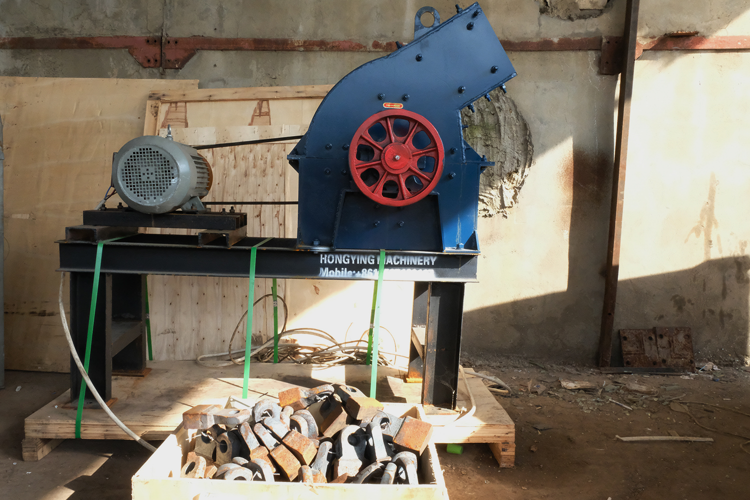 L’entreprise a acquis cette machine afin de broyer le verre et de le transformer en sable ©Globe Reporters