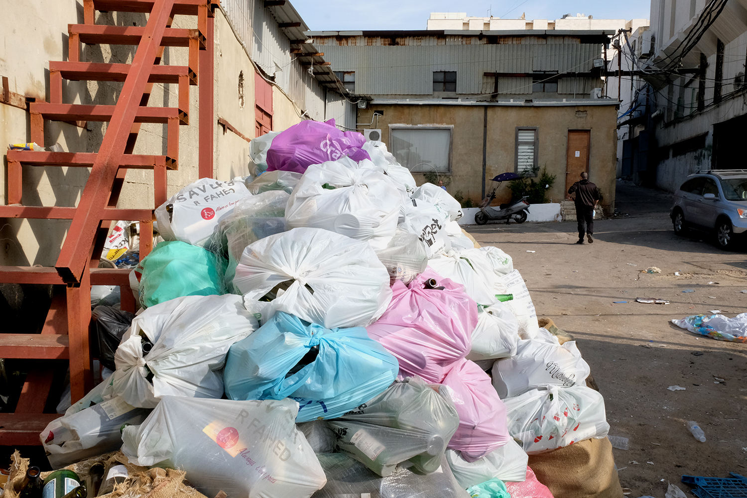 Les déchets collectés sont voués à être ensuite revendus à des entreprises qui les transformeront de nouveau. Seul le verre coloré pose problème à l’entreprise. D’après Rabih, il n’est pas possible aujourd’hui de le transformer au Liban ©Globe Reporters