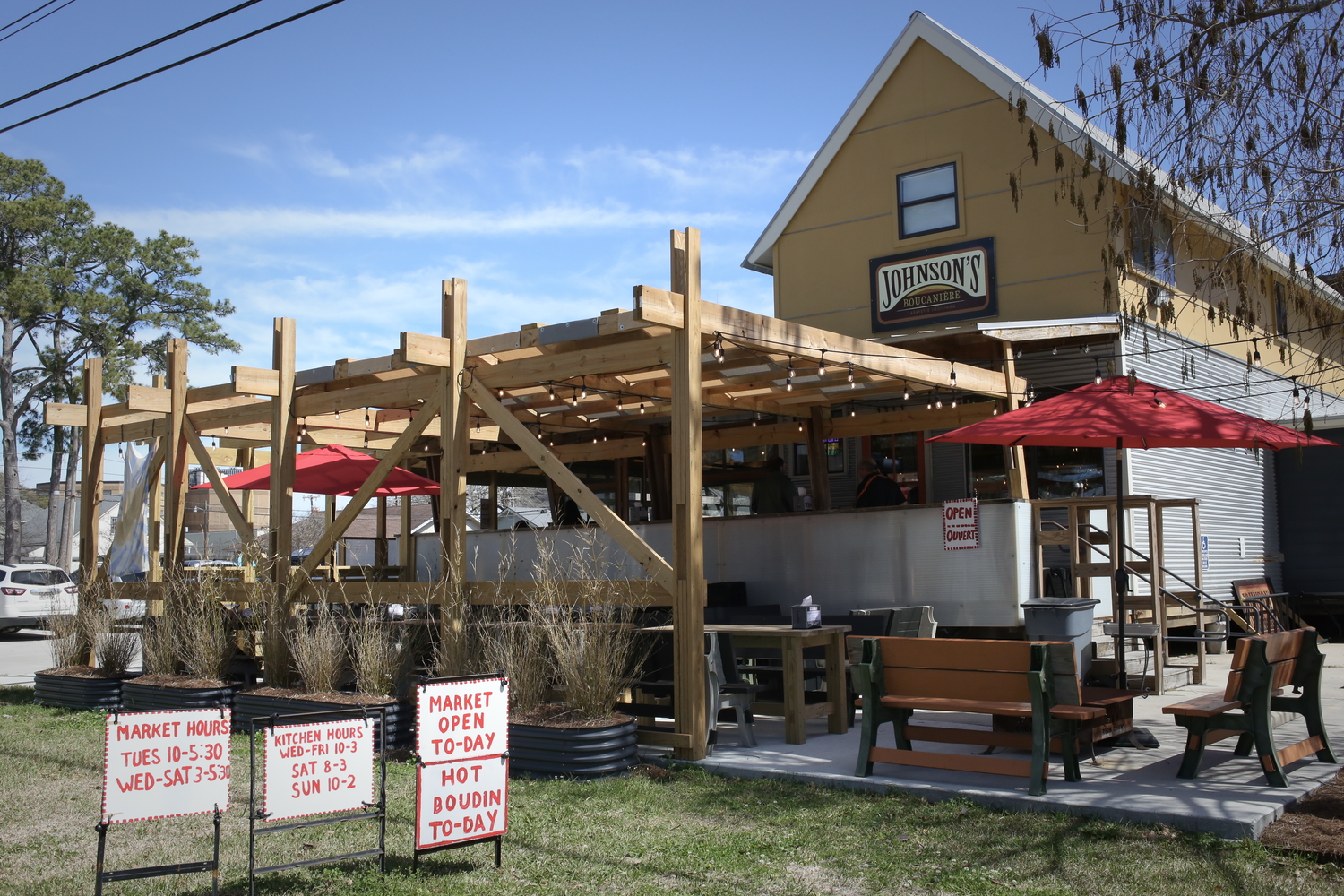 Le restaurant et l’épicerie Johnson’s Boucanière vu de l’extérieur dans le centre-ville de Lafayette © Globe Reporters