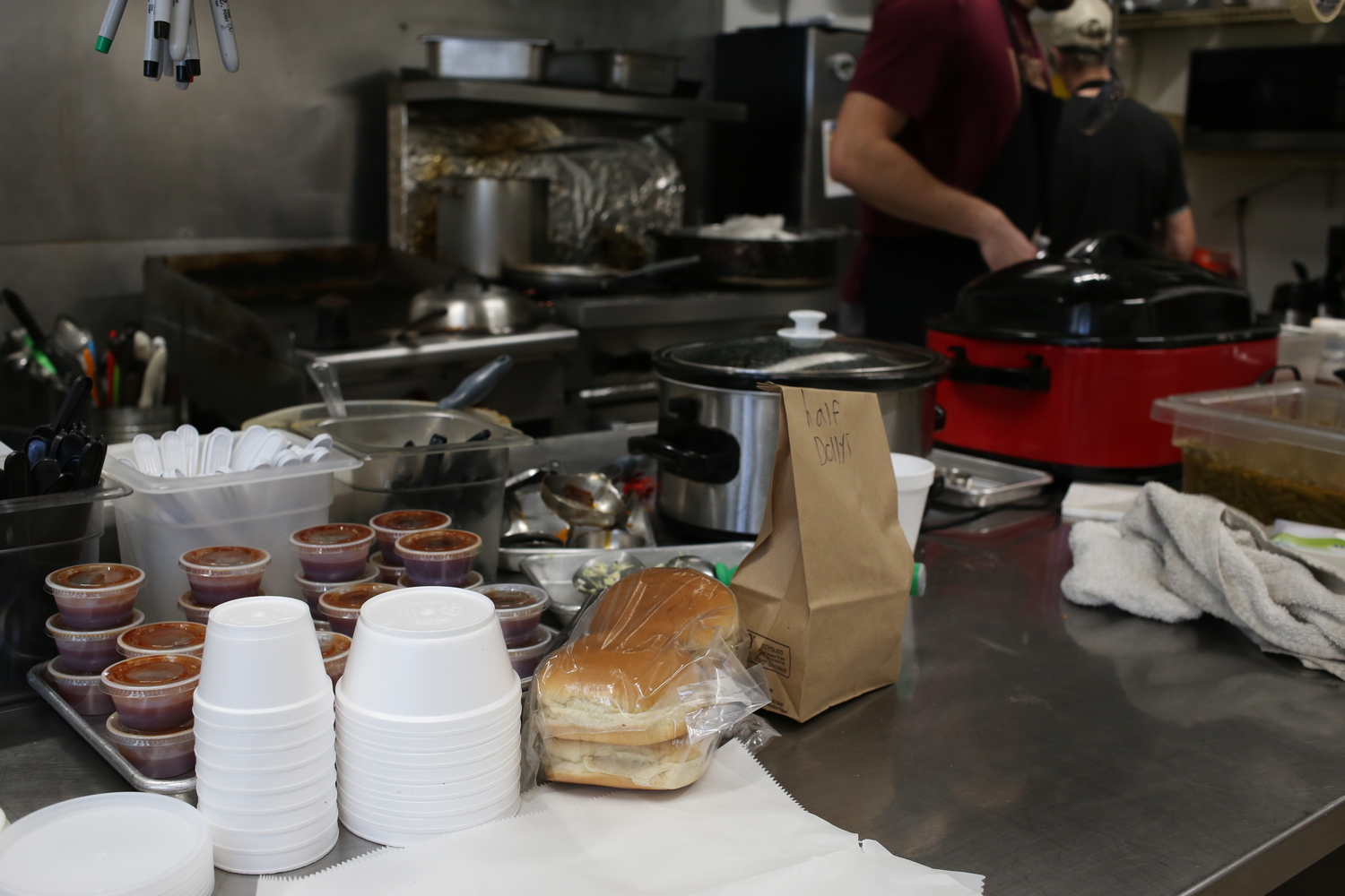 Pains à hamburgers et sauces © Globe Reporters
