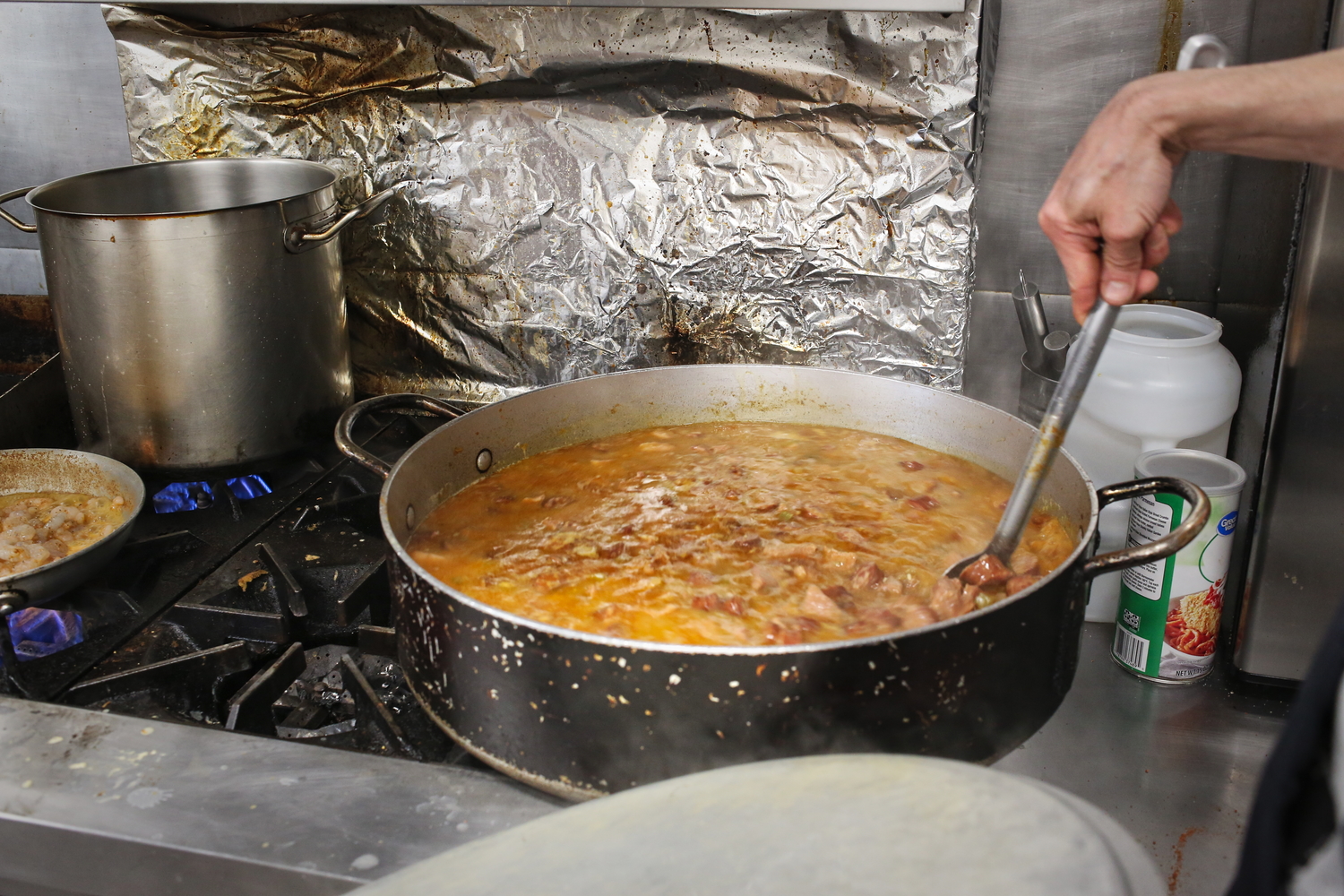 Une jambalaya, plat typique de Louisiane, en préparation © Globe Reporters