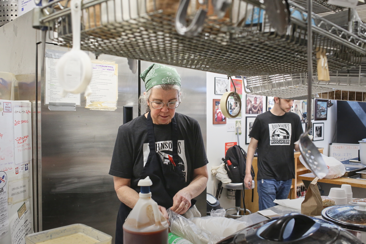 Lori dans la cuisine © Globe Reporters