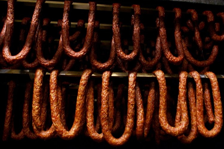 Saucisses dans des fumoirs © Johnson’s Boucanière