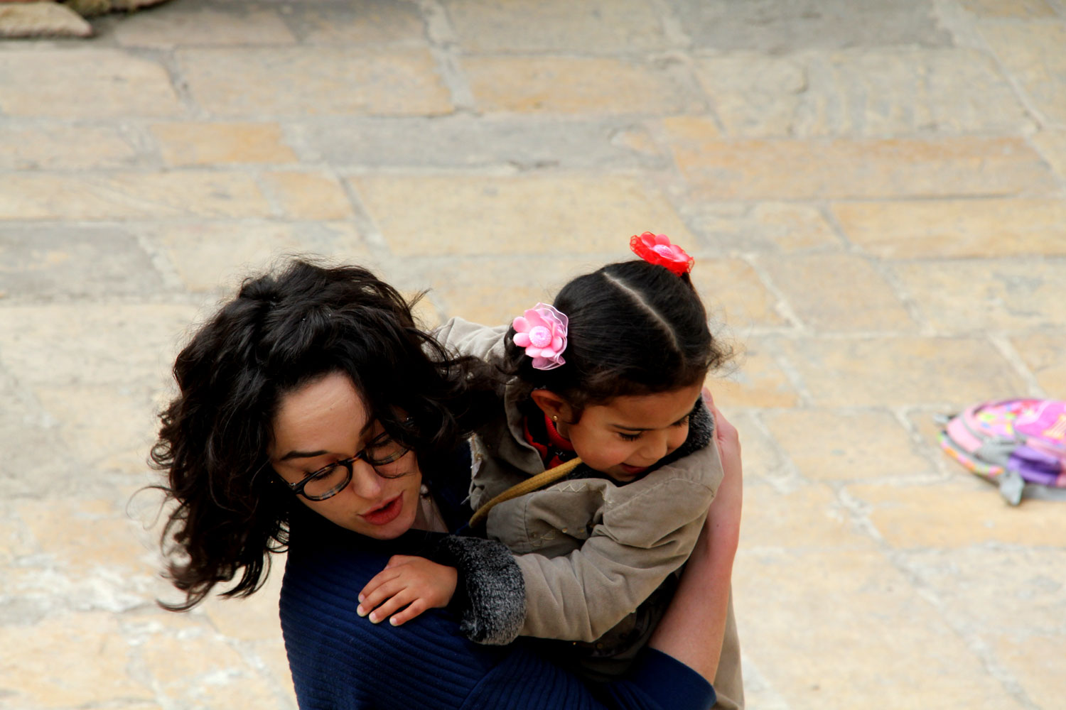 Louise et une petite fille syrienne.