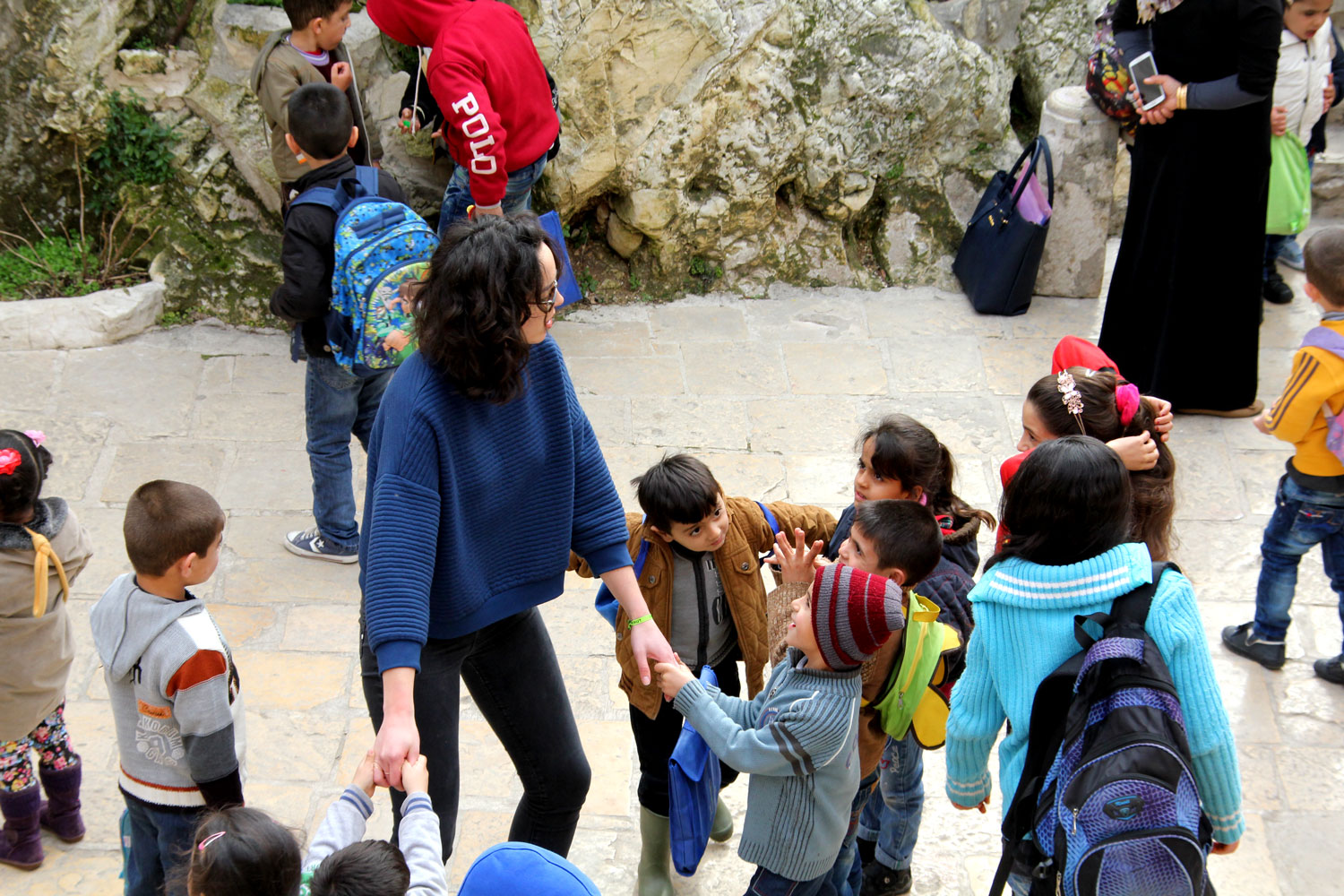 Louise n’a pas assez de bras pour tous les enfants.