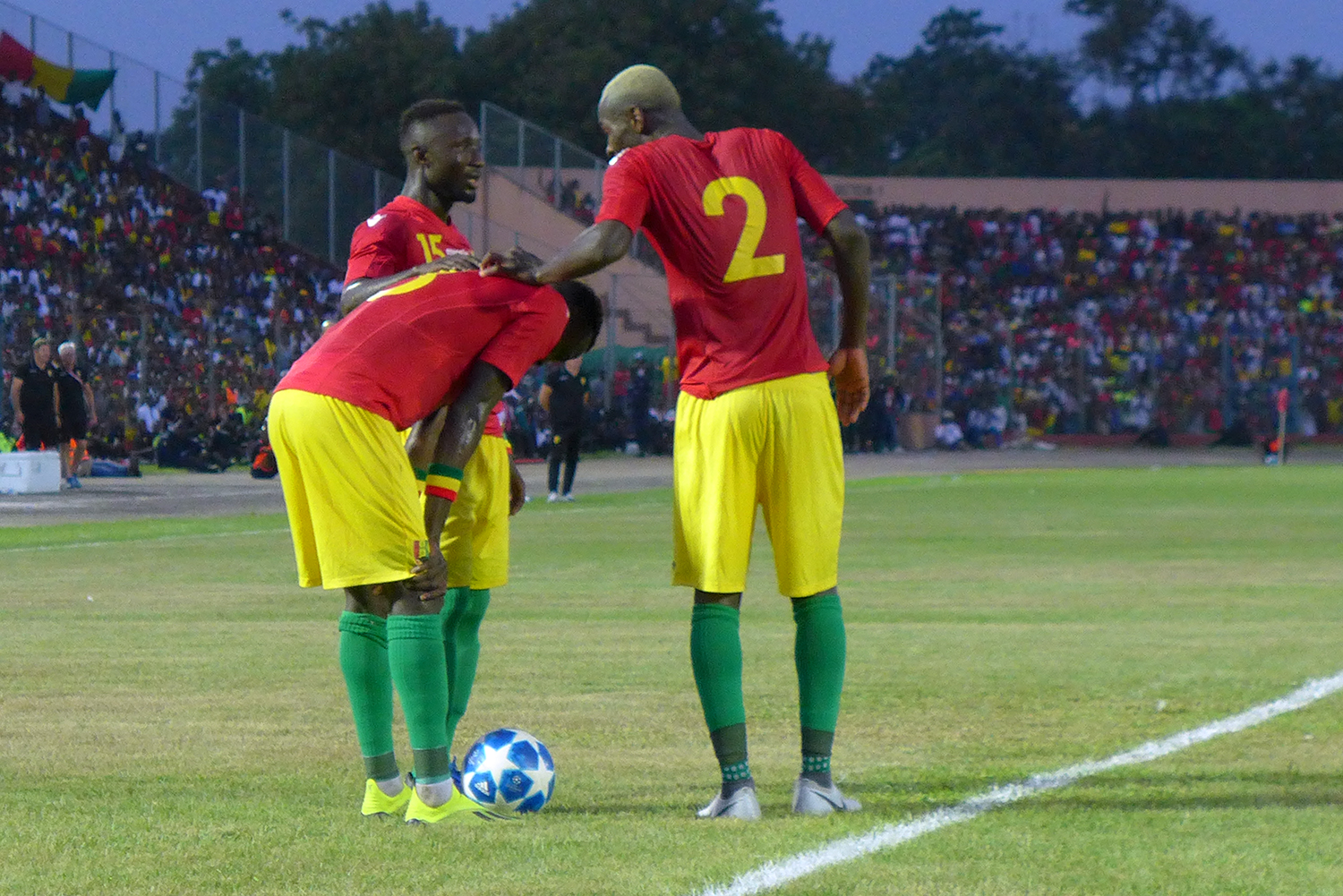 Naby KEÏTA, Amadou DIAWARA et Mohamed LAMINE YATTARA discutent stratégie.